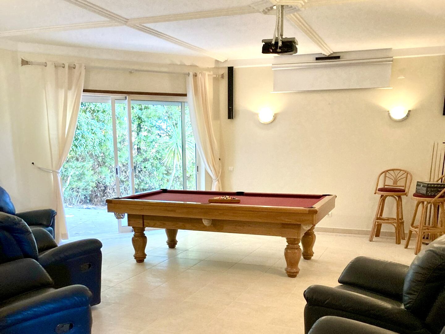 Uneinsehbare Villa mit Terrassen und großem Garten, Swimmingpool und Meerblick