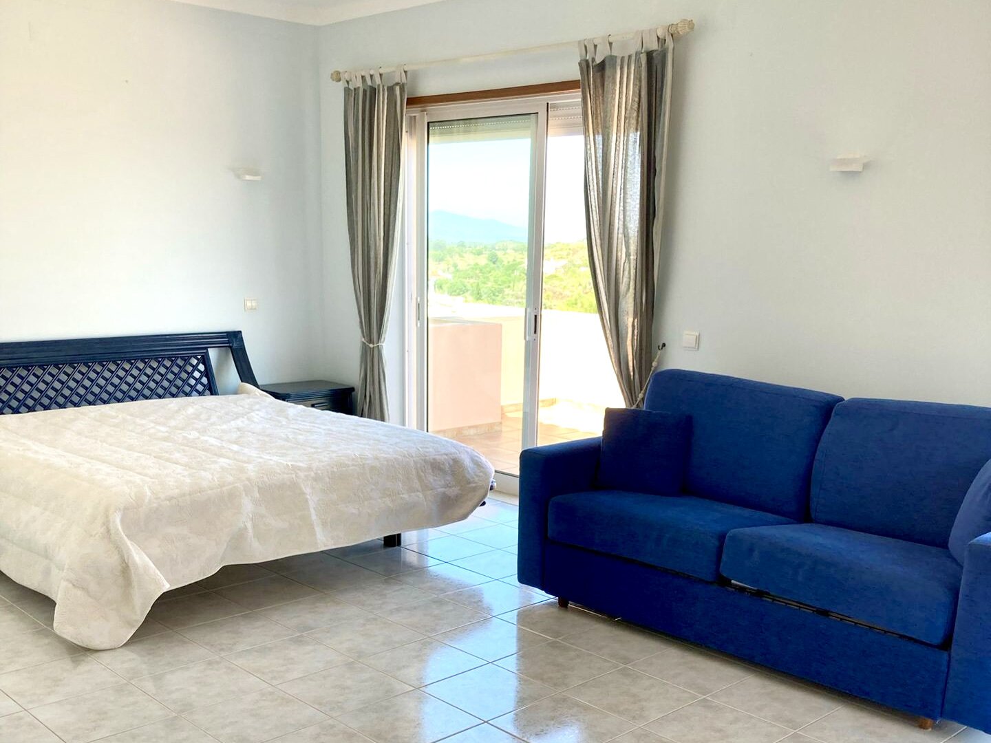 Uneinsehbare Villa mit Terrassen und großem Garten, Swimmingpool und Meerblick