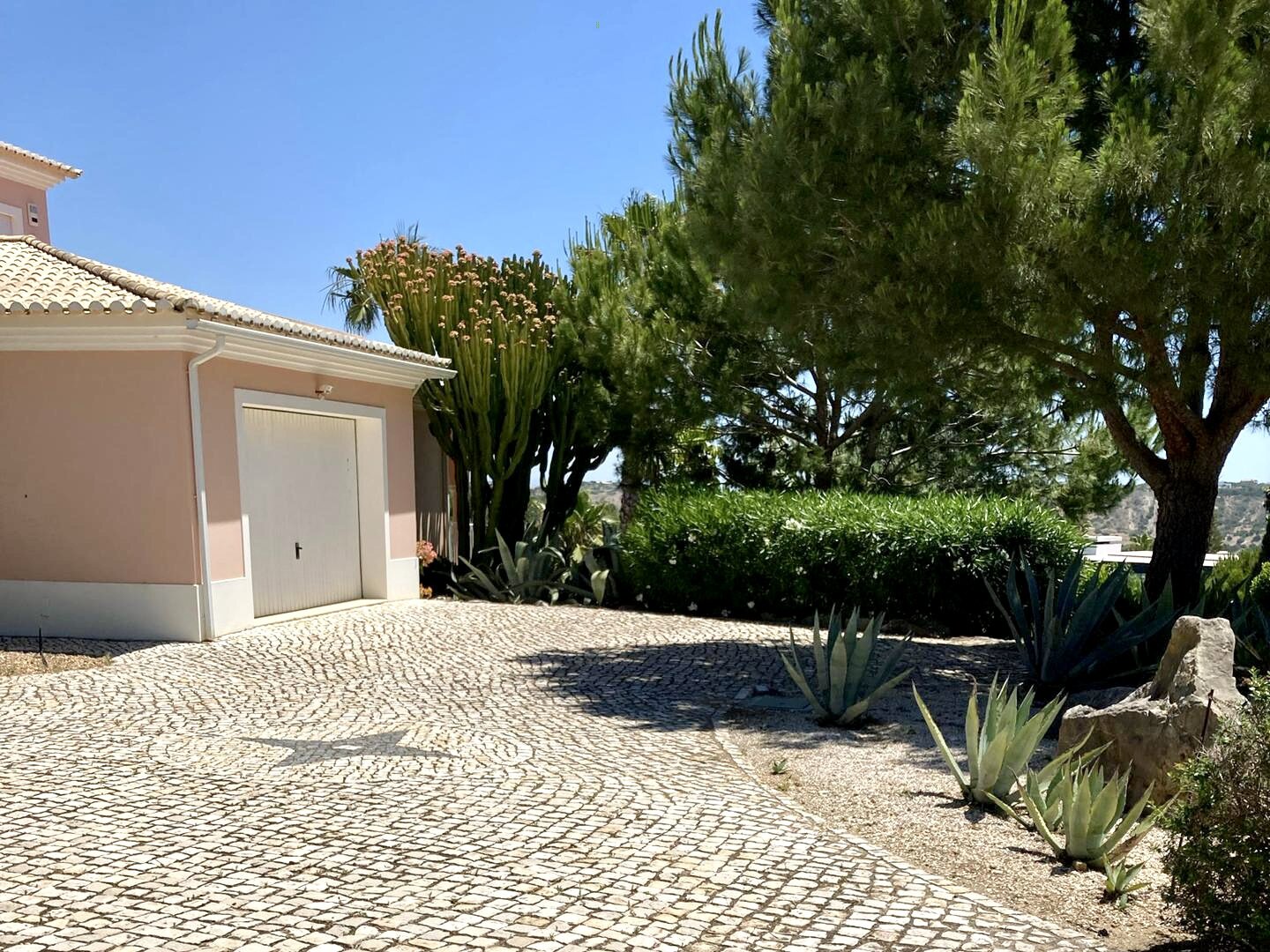 Uneinsehbare Villa mit Terrassen und großem Garten, Swimmingpool und Meerblick