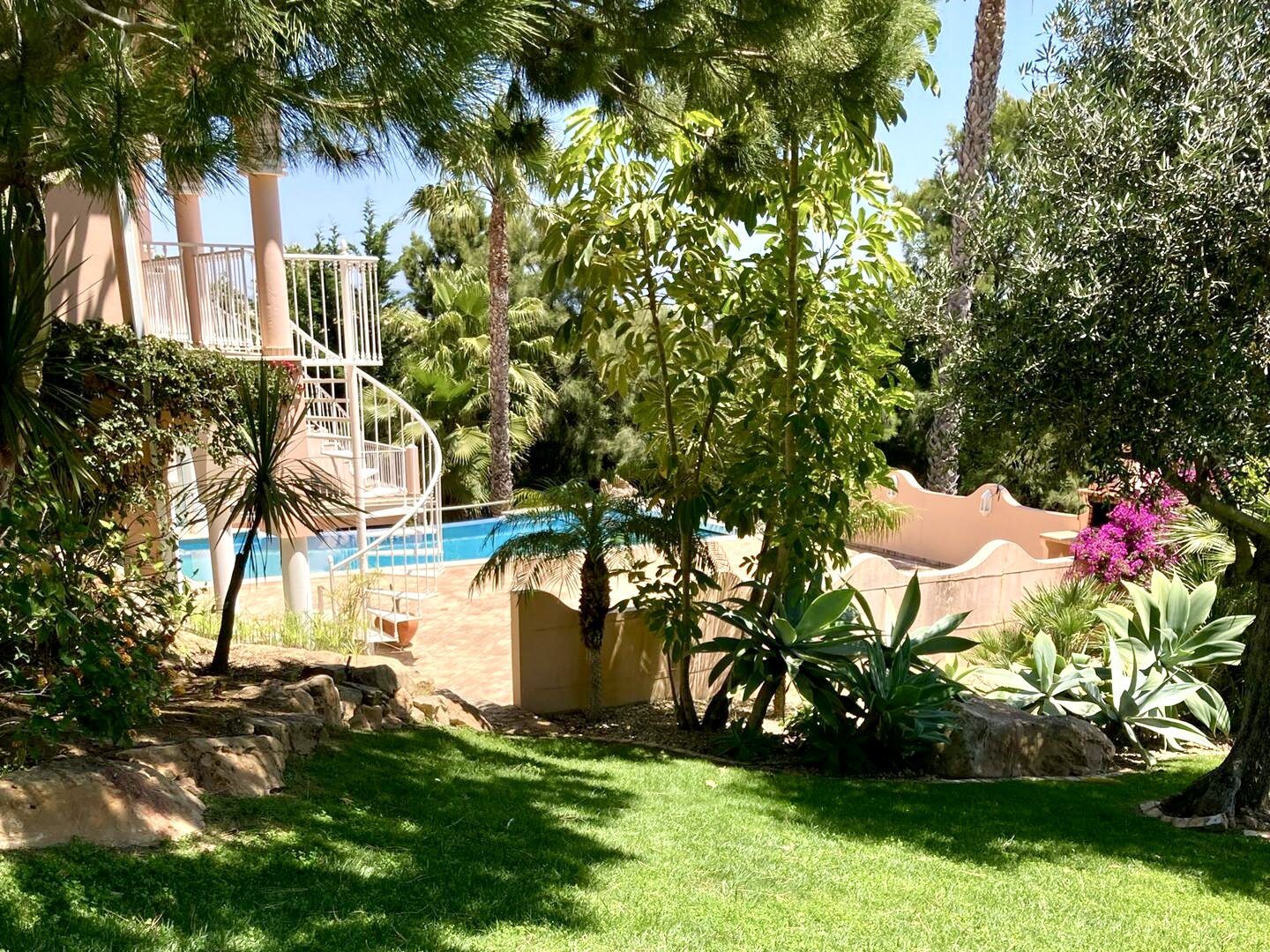 Uneinsehbare Villa mit Terrassen und großem Garten, Swimmingpool und Meerblick