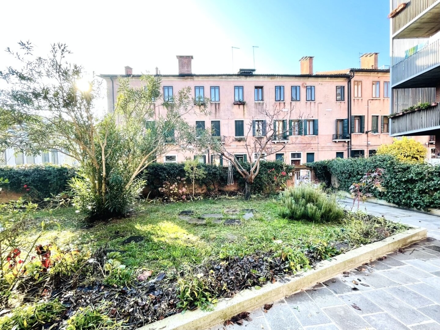 Zehn Minuten zum Markusplatz! Perfekte 2-Zimmer-Wohnung mit Gemeinschaftsterrasse und Garten in Giudecca