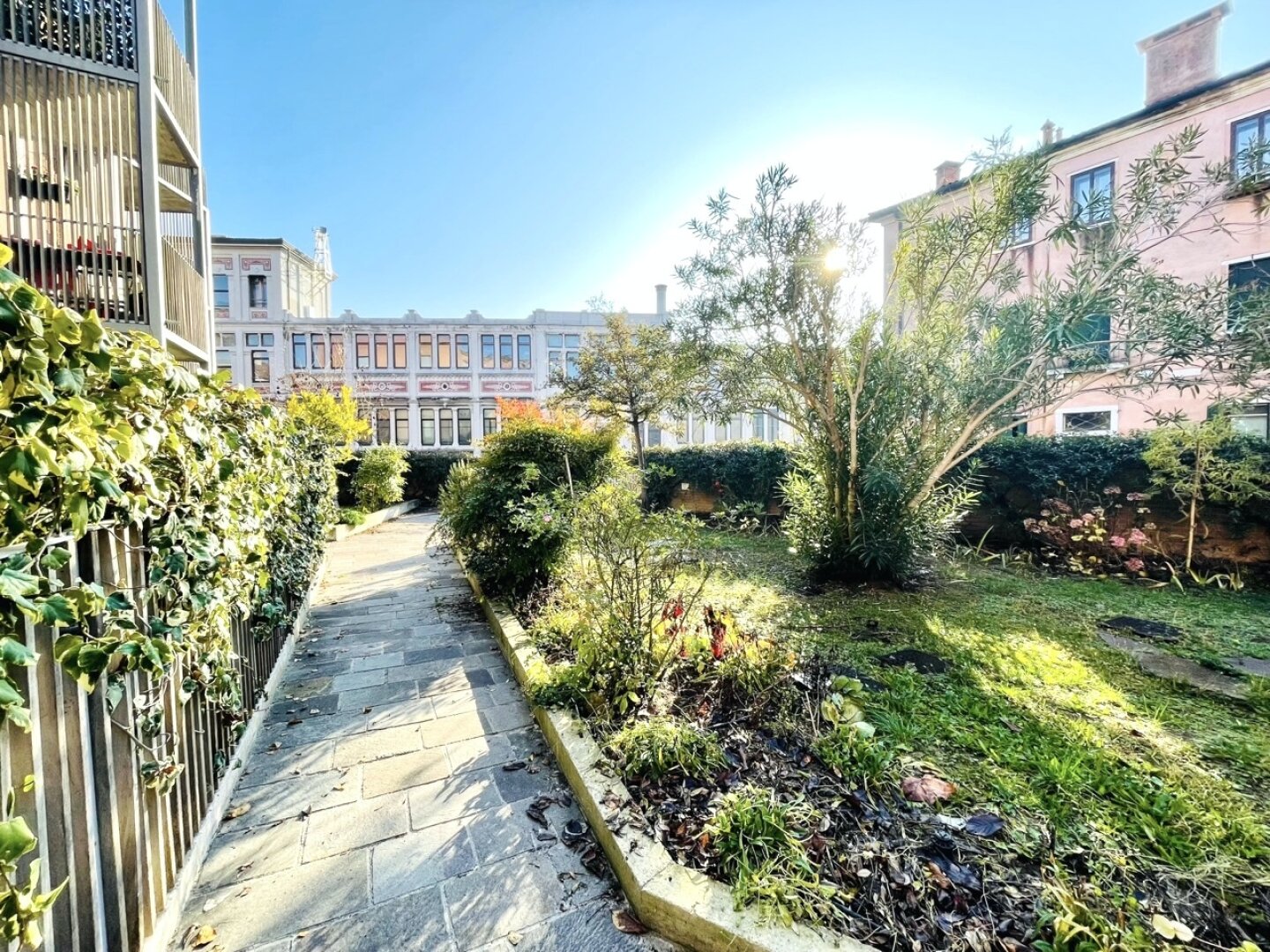 Zehn Minuten zum Markusplatz! Perfekte 2-Zimmer-Wohnung mit Gemeinschaftsterrasse und Garten in Giudecca