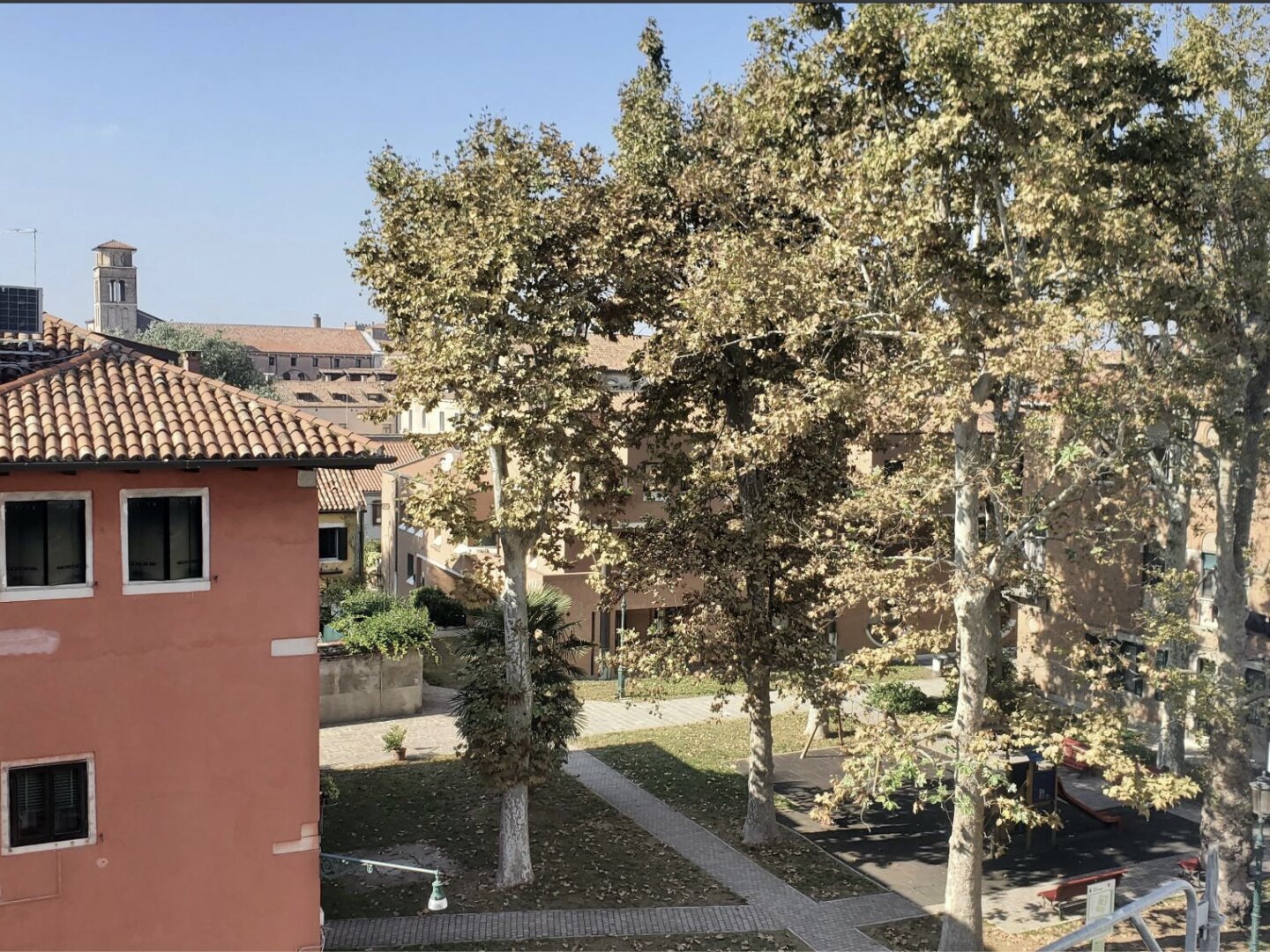 Zehn Minuten zum Markusplatz! Perfekte 2-Zimmer-Wohnung mit Gemeinschaftsterrasse und Garten in Giudecca