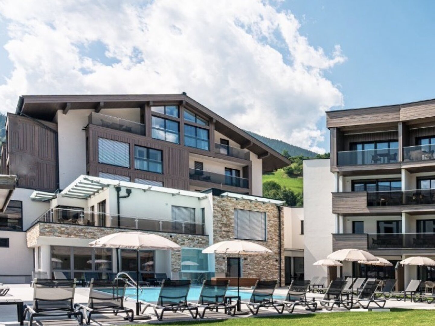 Bestlage Pinzgau mit ca. 6% Rendite! 3-Zimmer-Maisonette mit Balkonen sowie beheiztem Aussenpool