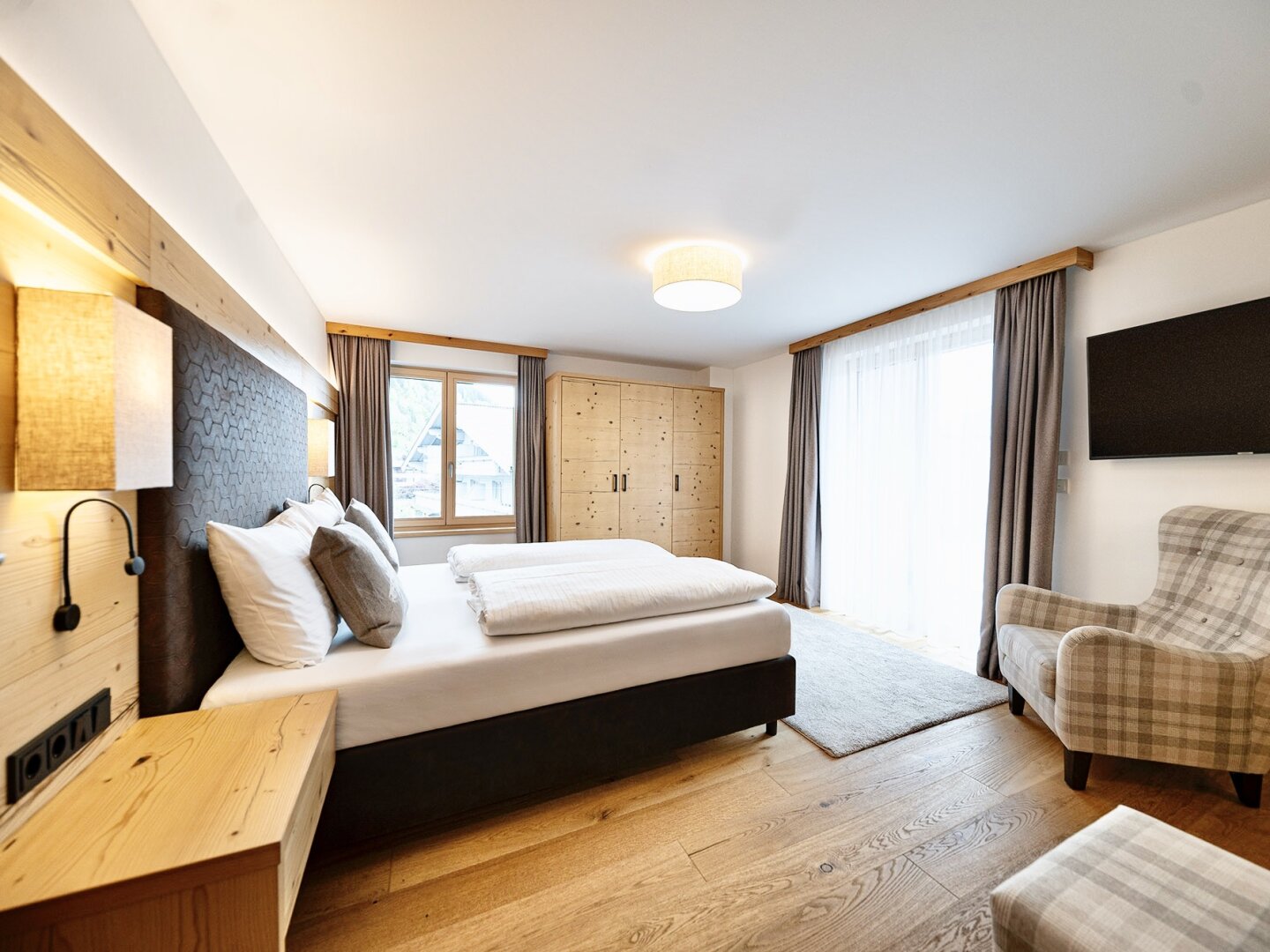 Bestlage Pinzgau mit ca. 6% Rendite! Sonniges 4-Zimmer-Apartment mit zwei Terrassen sowie Aussenpool