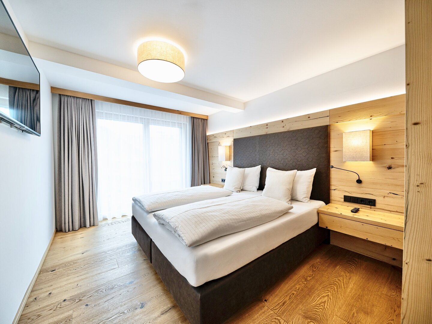 Bestlage Pinzgau mit ca. 6% Rendite! Sonniges 4-Zimmer-Apartment mit zwei Terrassen sowie Aussenpool