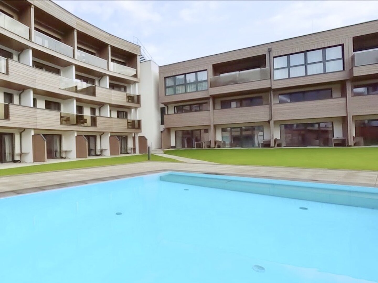 Bestlage Pinzgau mit ca. 6% Rendite! 3-Zimmer-Wohnung mit Südterrasse sowie beheiztem Aussenpool