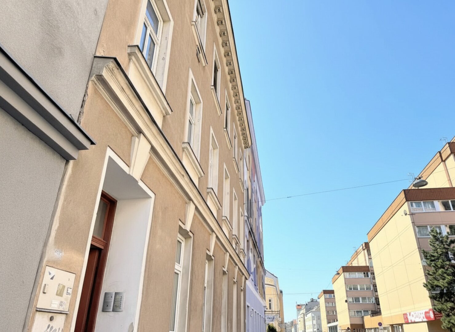 Bis Ende 2026 befristet vermietetes Gründerzeit-Zinshaus mit baubewilligtem zweigeschossigen Dachgeschoss-Ausbau