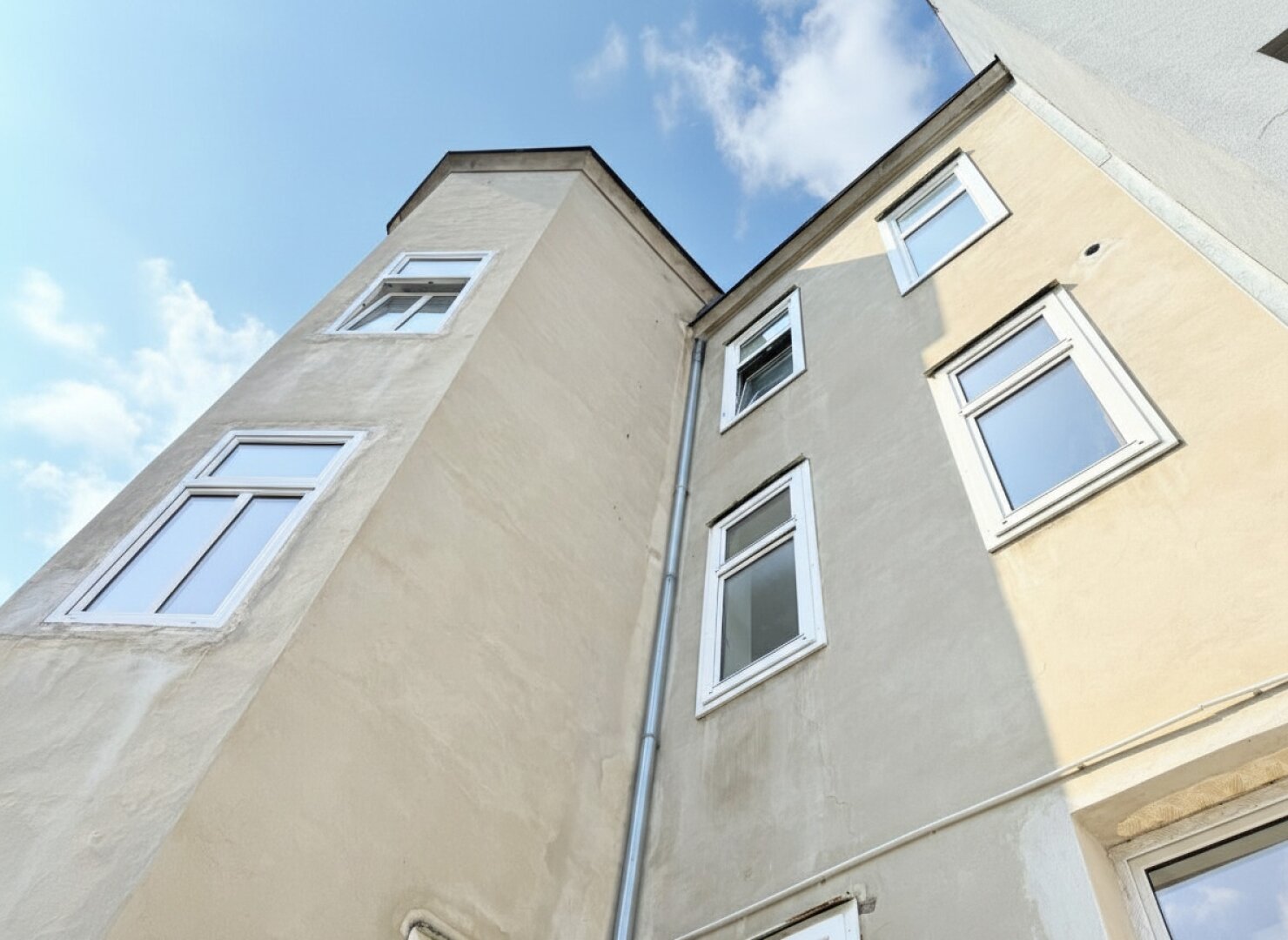 Bis Ende 2026 befristet vermietetes Gründerzeit-Zinshaus mit baubewilligtem zweigeschossigen Dachgeschoss-Ausbau