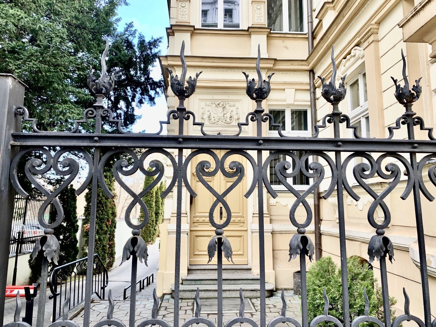 Bestlage historische Altstadt! Gründerzeit-Villa mit modernem Zubau und Parkplätzen