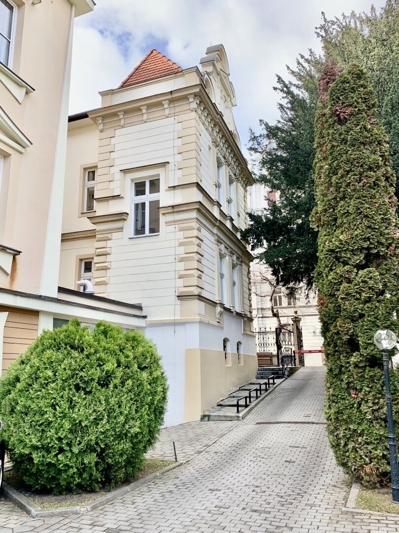 Bestlage historische Altstadt! Gründerzeit-Villa mit modernem Zubau und Parkplätzen