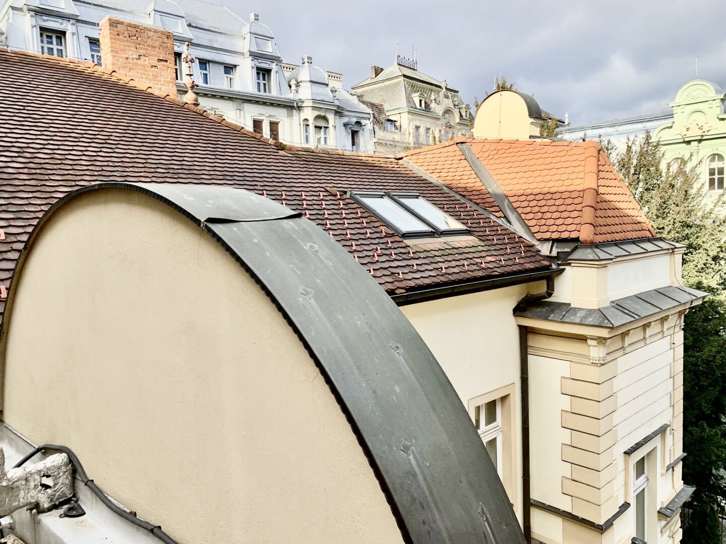 Bestlage historische Altstadt! Gründerzeit-Villa mit modernem Zubau und Parkplätzen