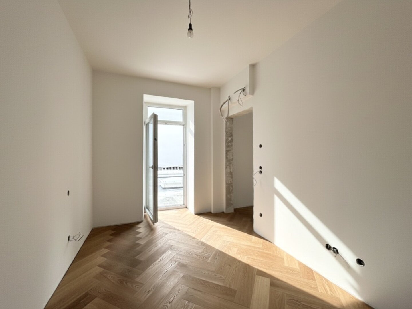 Erstbezug in U-Bahn-Nähe! Liebevoll generalsanierte 3-Zimmer-Wohnung mit Loggia und Terrasse in Gründerzeithaus