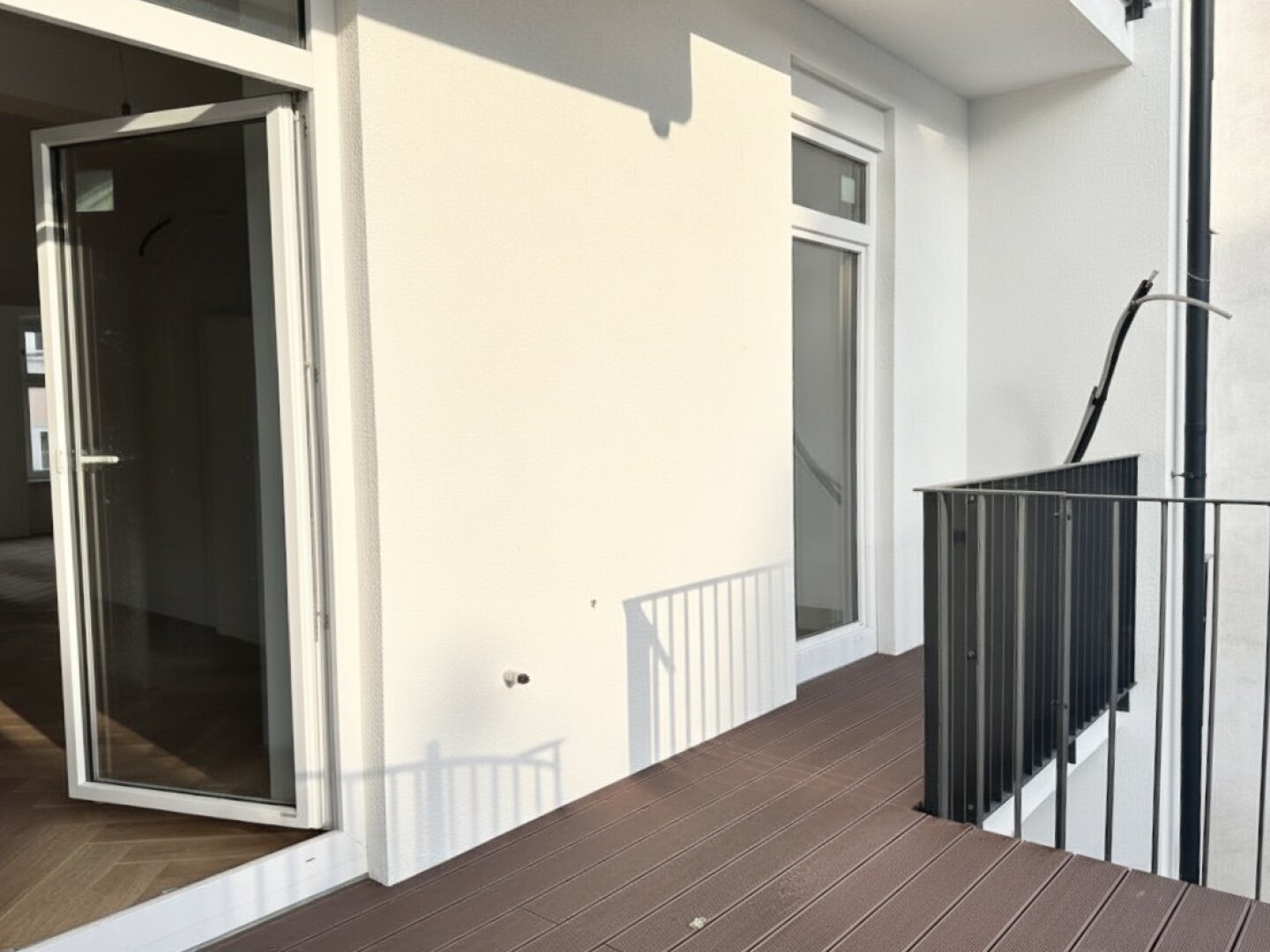Erstbezug in U-Bahn-Nähe! Liebevoll generalsanierte 3-Zimmer-Wohnung mit Loggia und Balkon in Gründerzeithaus