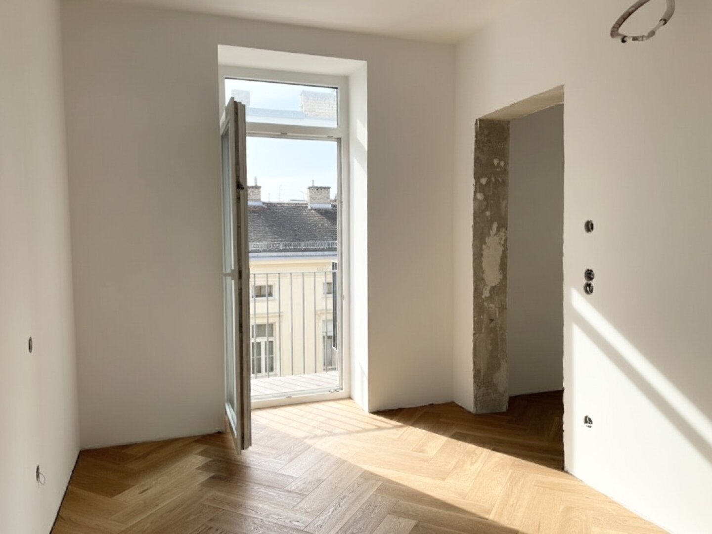 Erstbezug in U-Bahn-Nähe! Liebevoll generalsanierte 3-Zimmer-Wohnung mit Loggia und Balkon in Gründerzeithaus