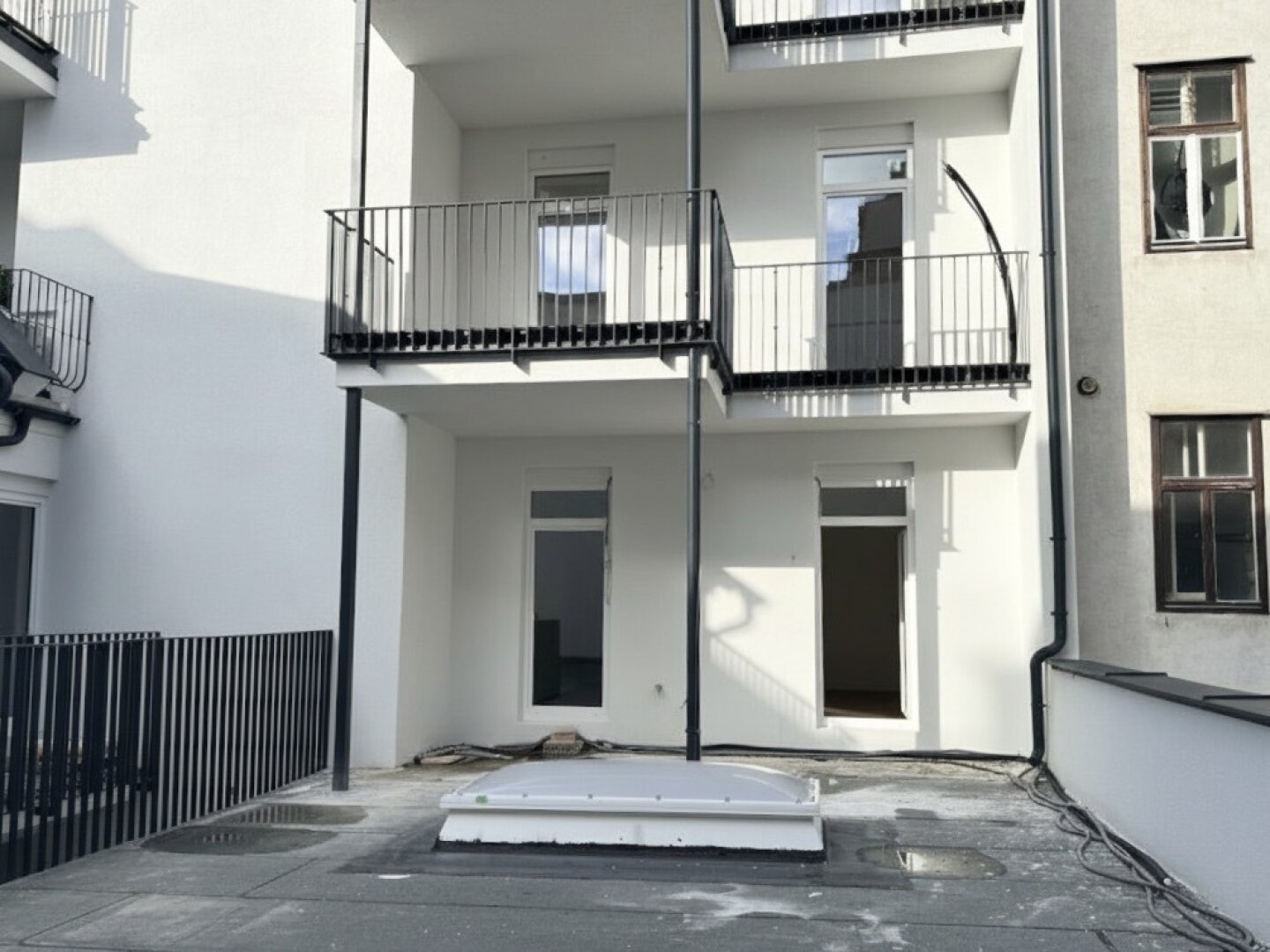 Erstbezug in U-Bahn-Nähe! Liebevoll generalsanierte 3-Zimmer-Wohnung mit Loggia und Balkon in Gründerzeithaus