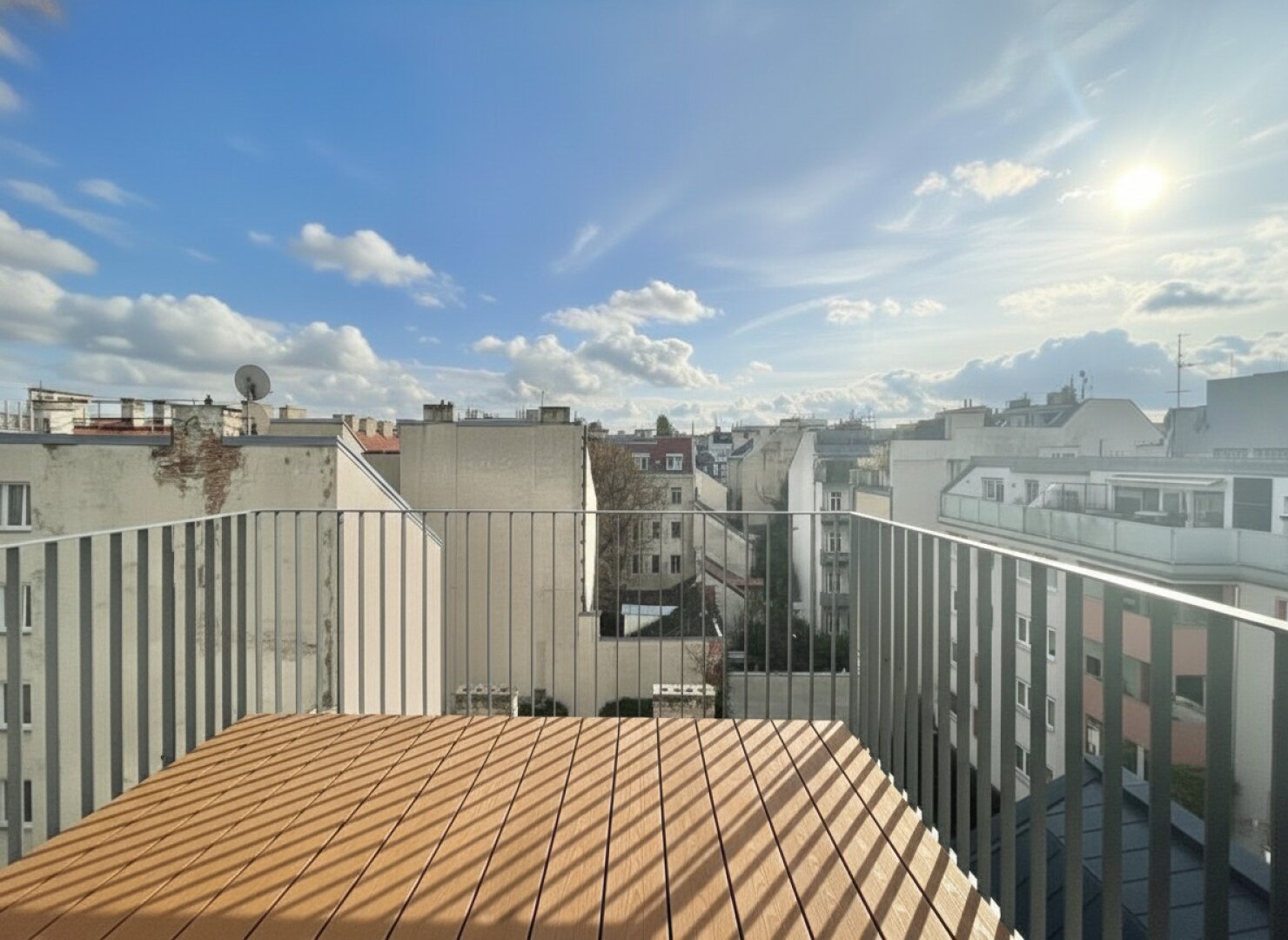 Erstbezug in U-Bahn-Nähe! Lichtdurchflutetes 4-Zimmer-Penthouse mit zwei Balkonen und Dachterrasse mit Panoramablick
