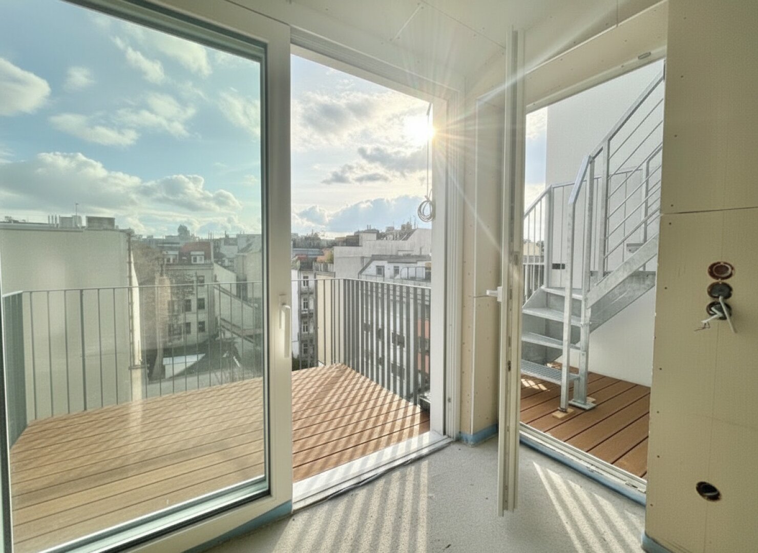 Erstbezug in U-Bahn-Nähe! Lichtdurchflutetes 4-Zimmer-Penthouse mit zwei Balkonen und Dachterrasse mit Panoramablick