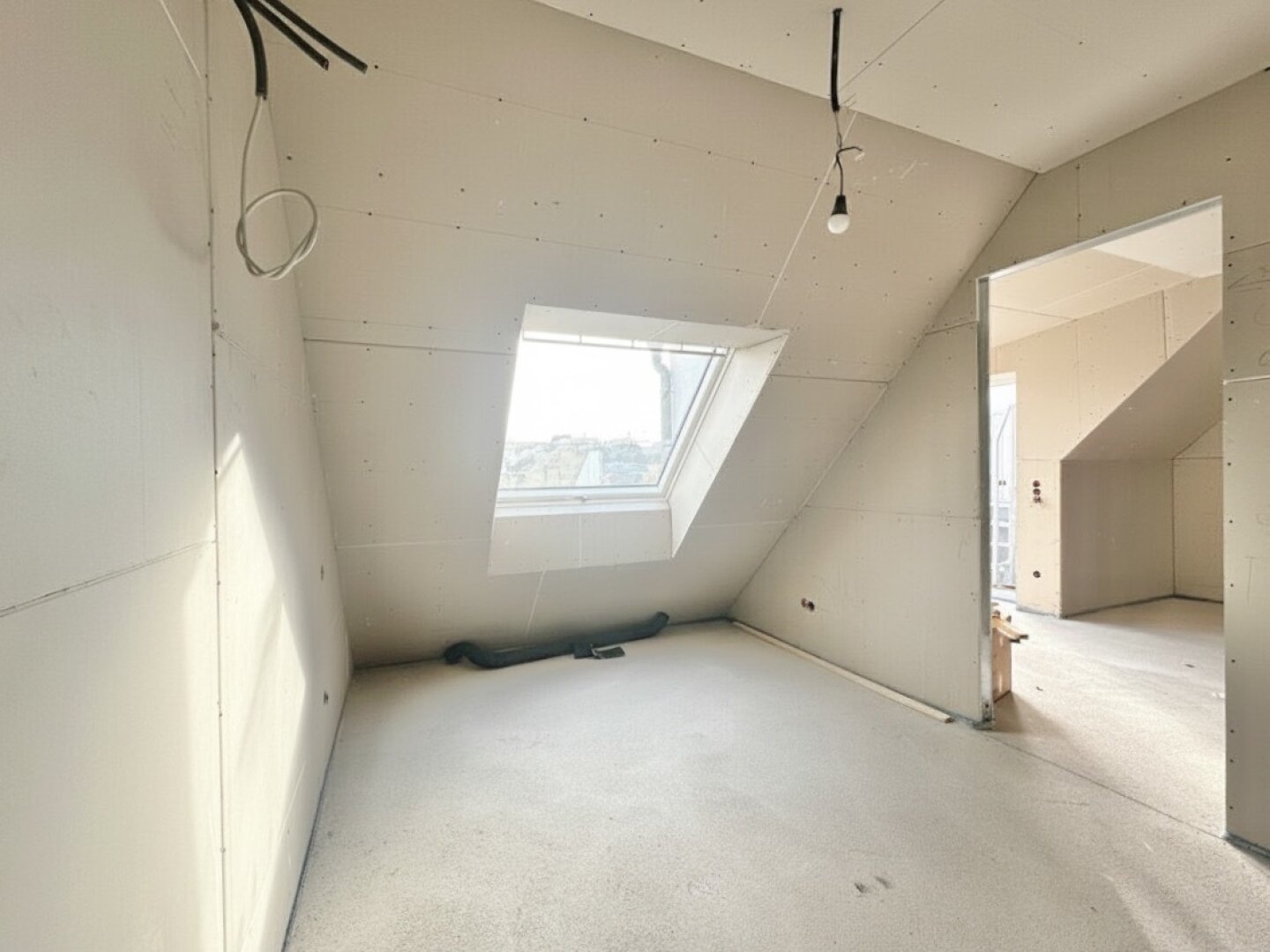Erstbezug in U-Bahn-Nähe! Lichtdurchflutetes 4-Zimmer-Penthouse mit zwei Balkonen und Dachterrasse mit Panoramablick