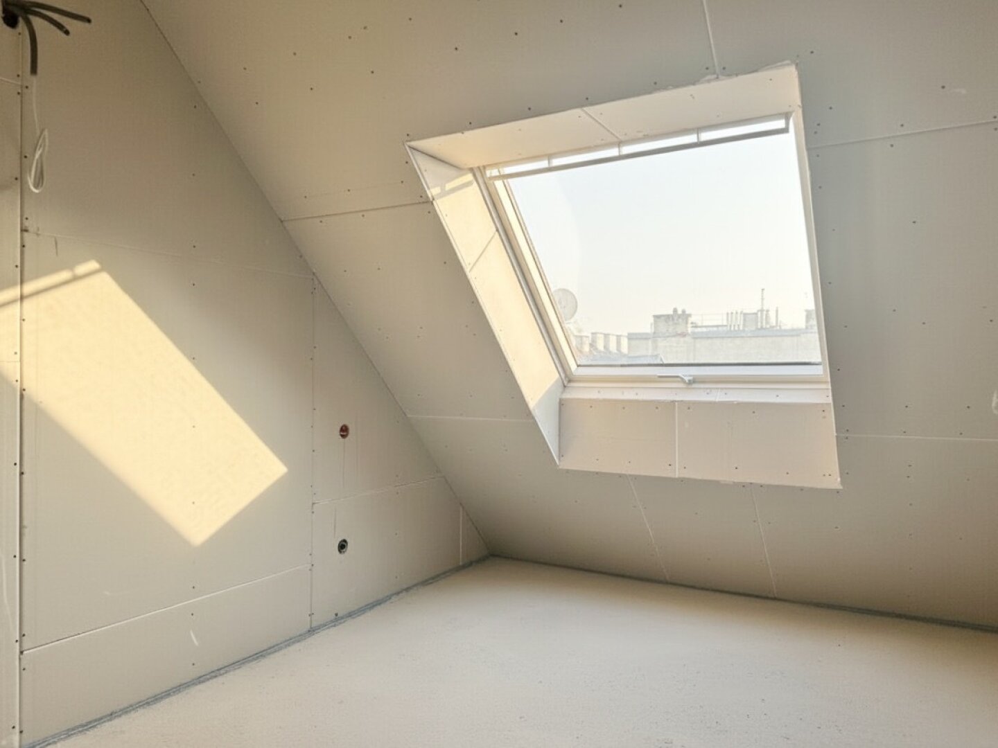 Erstbezug in U-Bahn-Nähe! Lichtdurchflutetes 4-Zimmer-Penthouse mit zwei Balkonen und Dachterrasse mit Panoramablick