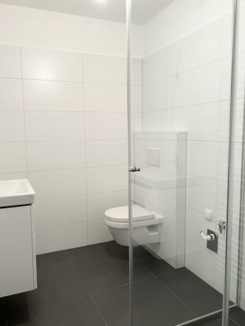 Erstbezug in U-Bahn-Nähe! Lichtdurchflutetes 4-Zimmer-Penthouse mit zwei Balkonen und Dachterrasse mit Panoramablick