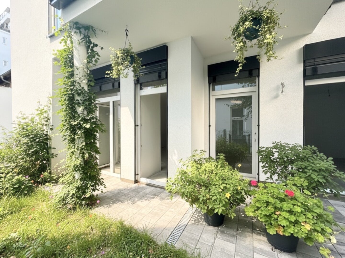 Erstbezug in U-Bahn-Nähe! Liebevoll generalsanierte 2-Zimmer-Wohnung / Büro mit Eigengarten und Terrasse