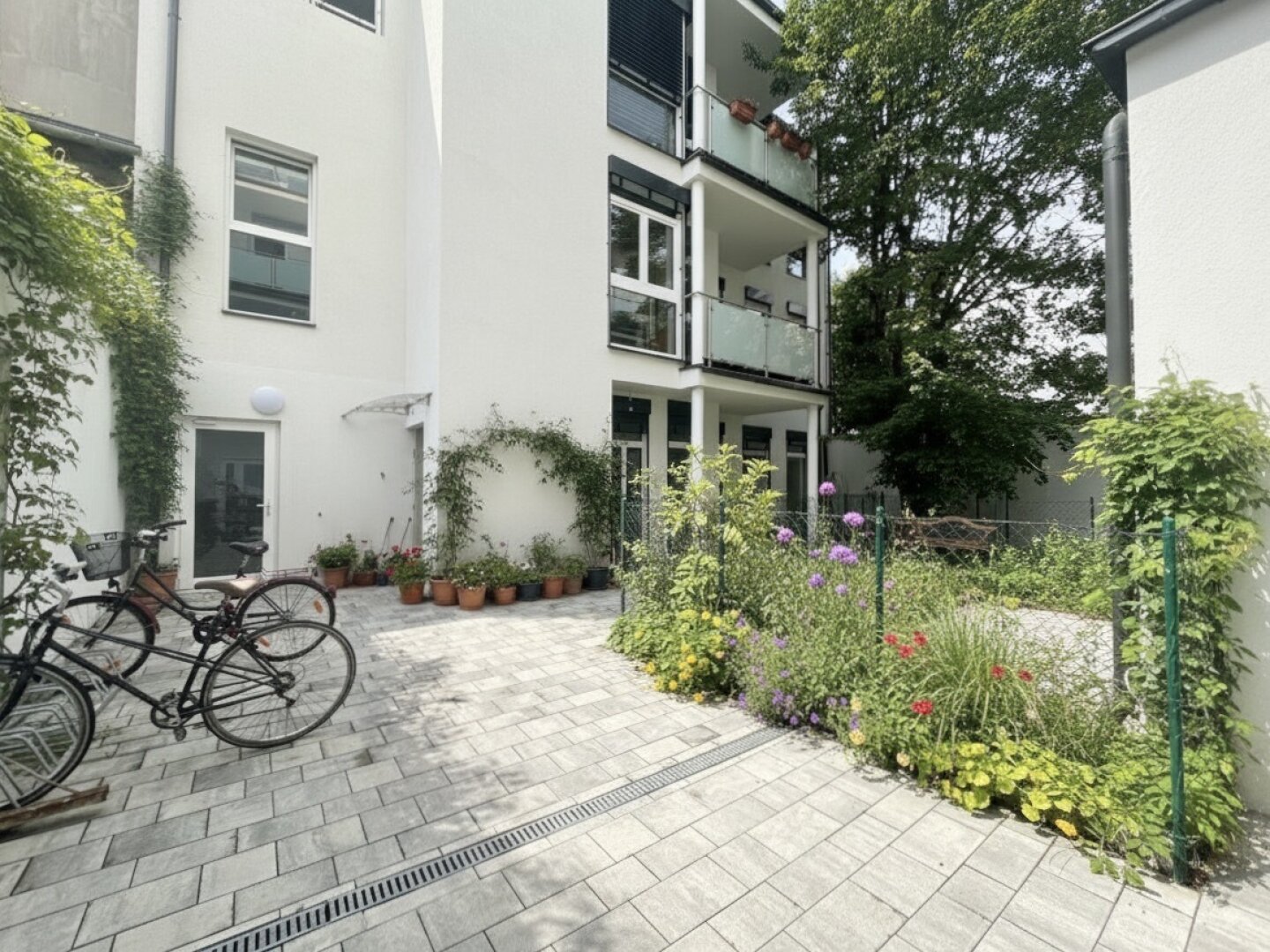Erstbezug in U-Bahn-Nähe! Liebevoll generalsanierte 2-Zimmer-Wohnung / Büro mit Eigengarten und Terrasse