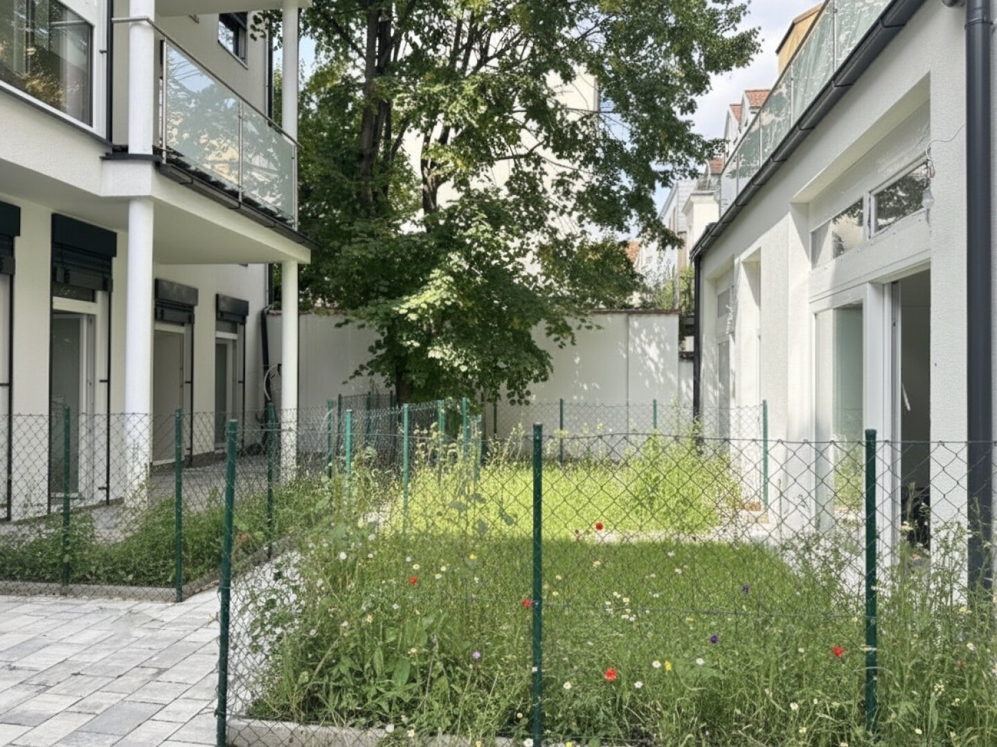 Erstbezug in U-Bahn-Nähe! Liebevoll generalsanierte 2-Zimmer-Wohnung / Büro mit Eigengarten und Terrasse