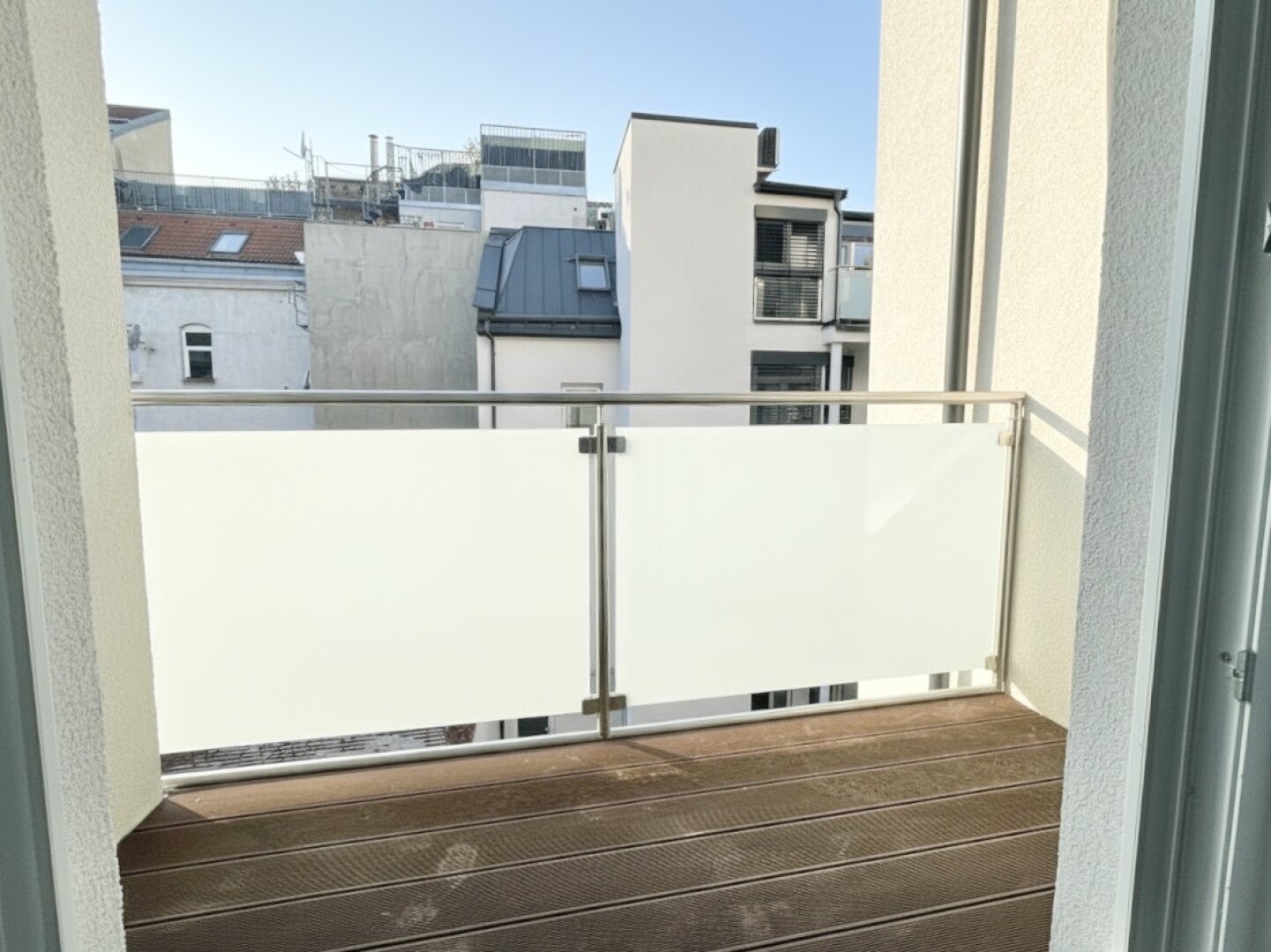 Erstbezug in U-Bahn-Nähe! Liebevoll generalsanierte 2-Zimmer-Altbau-Wohnung mit Loggia und Grünblick in Gründerzeithaus