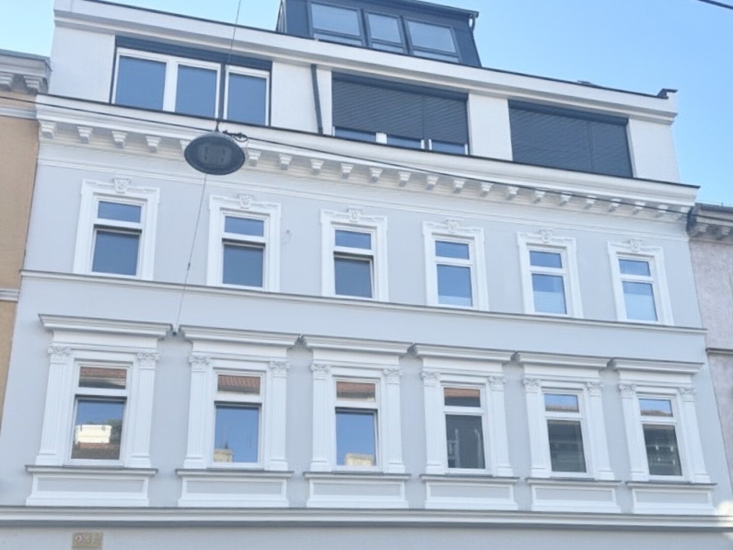 Erstbezug in U-Bahn-Nähe! Liebevoll generalsanierte 2-Zimmer-Altbau-Wohnung mit Loggia und Grünblick in Gründerzeithaus