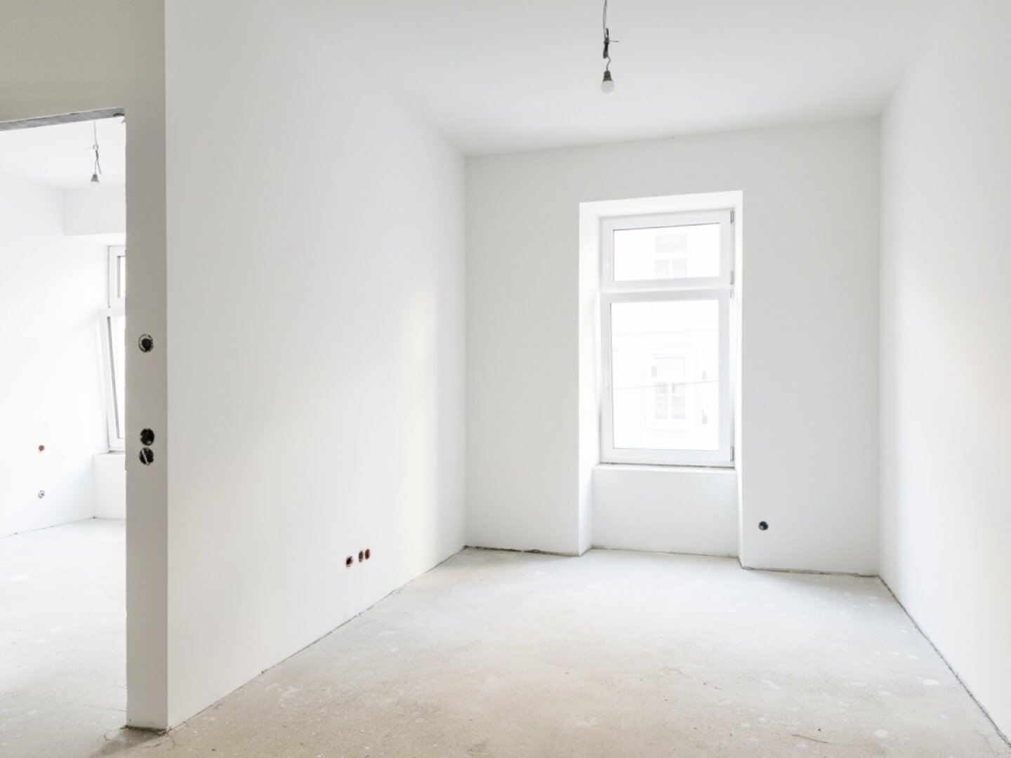 Erstbezug in U-Bahn-Nähe! Liebevoll generalsanierte 2-Zimmer-Altbau-Wohnung mit Loggia und Grünblick in Gründerzeithaus
