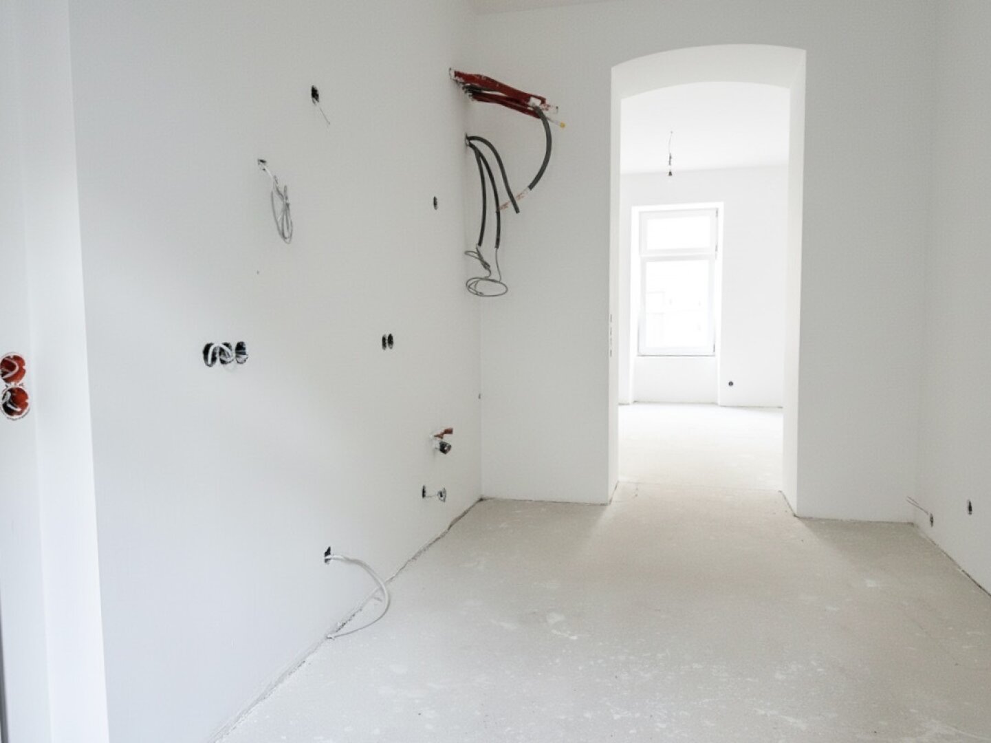 Erstbezug in U-Bahn-Nähe! Liebevoll generalsanierte 2-Zimmer-Altbau-Wohnung mit Loggia und Grünblick in Gründerzeithaus