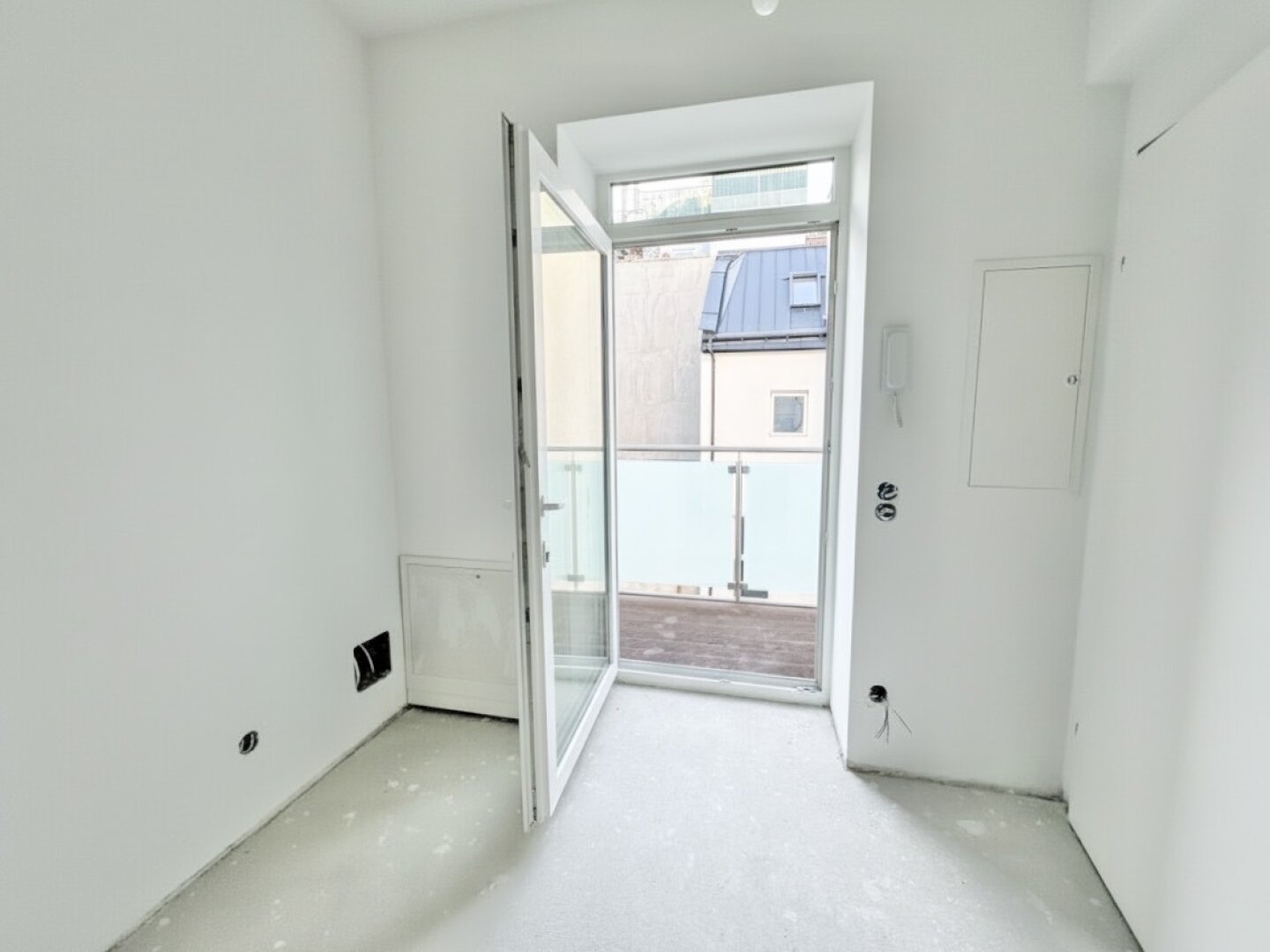 Erstbezug in U-Bahn-Nähe! Liebevoll generalsanierte 2-Zimmer-Altbau-Wohnung mit Loggia und Grünblick in Gründerzeithaus