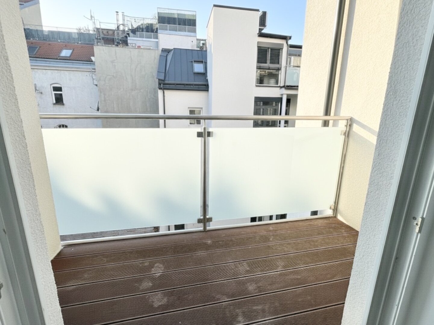 Erstbezug in U-Bahn-Nähe! Liebevoll generalsanierte 2-Zimmer-Altbau-Wohnung mit Loggia und Grünblick in Gründerzeithaus