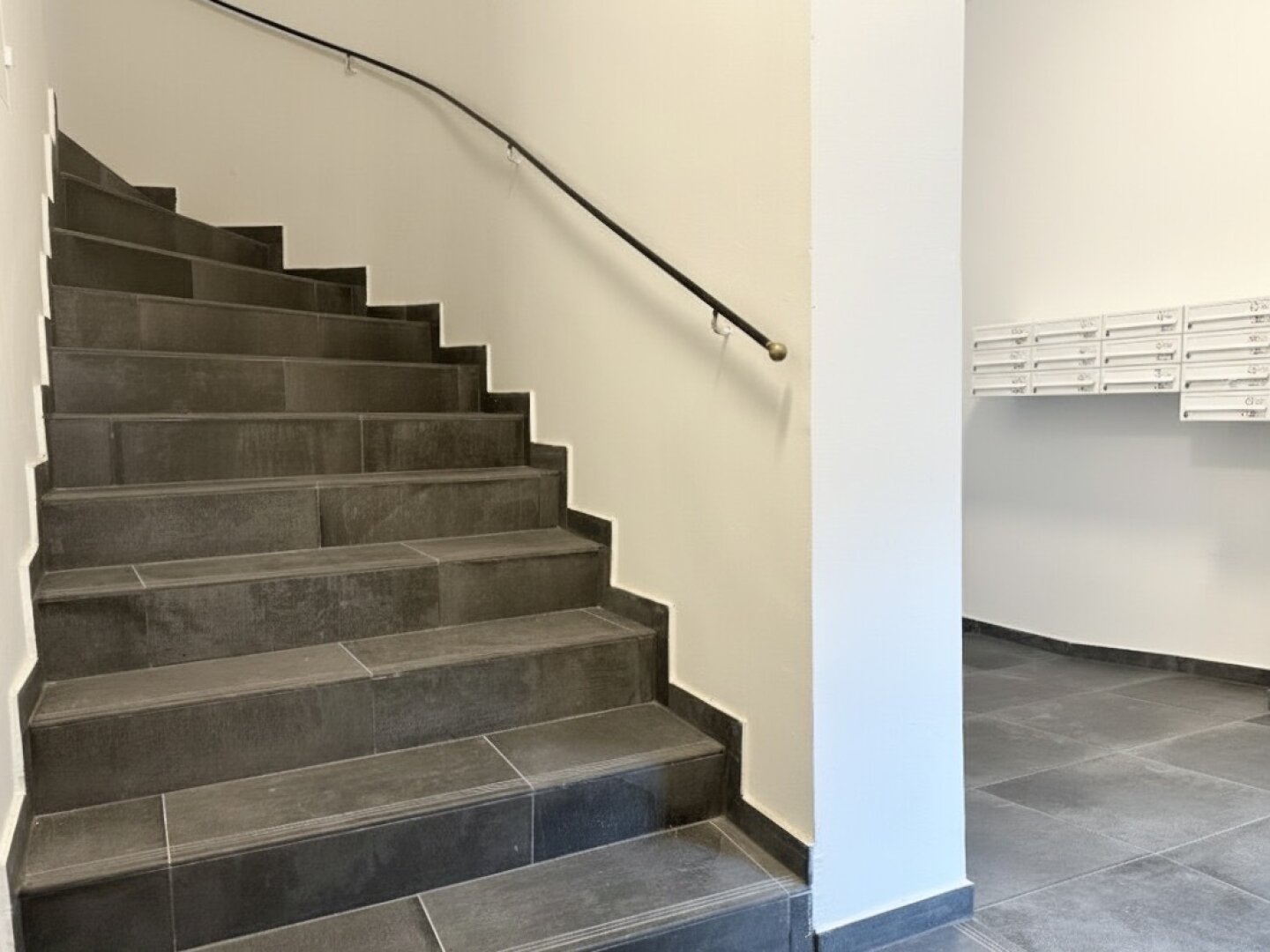 Erstbezug in U-Bahn-Nähe! Liebevoll generalsanierte 2-Zimmer-Altbau-Wohnung mit Loggia und Grünblick in Gründerzeithaus