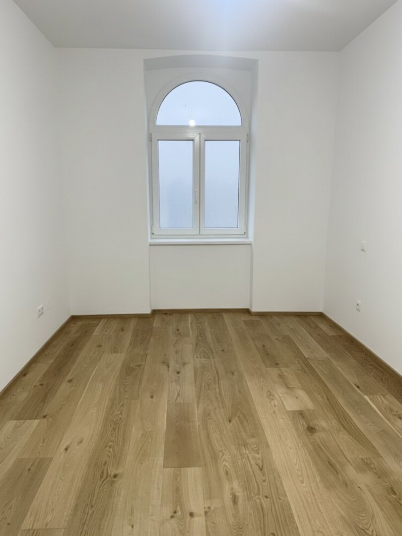 U-Bahn-Nähe U3 und U6! 3-Zimmer-Altbau-Wohnung mit Atelier und Eigengarten in generalsaniertem Gründerzeithaus