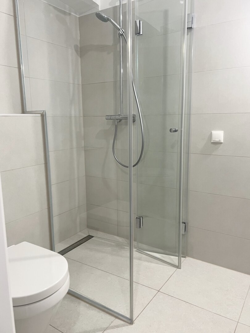 U-Bahn-Nähe U3 und U6! 3-Zimmer-Altbau-Wohnung mit Atelier und Eigengarten in generalsaniertem Gründerzeithaus