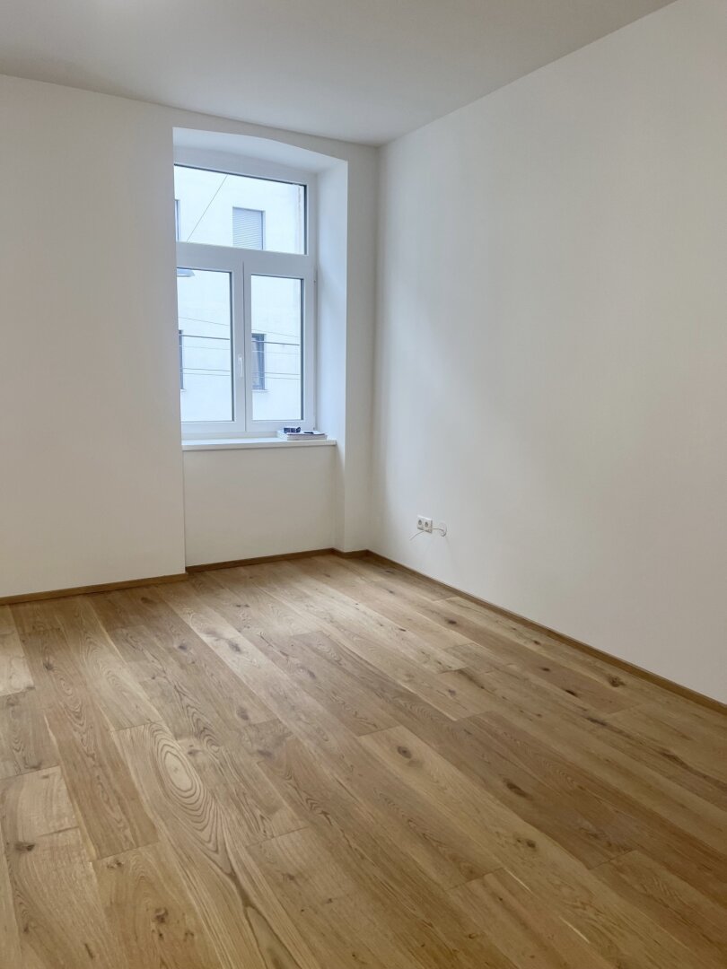 U-Bahn-Nähe U3 und U6! Liebevoll sanierte 2-Zimmer-Altbau-Wohnung mit Südloggia in generalsaniertem Gründerzeithaus