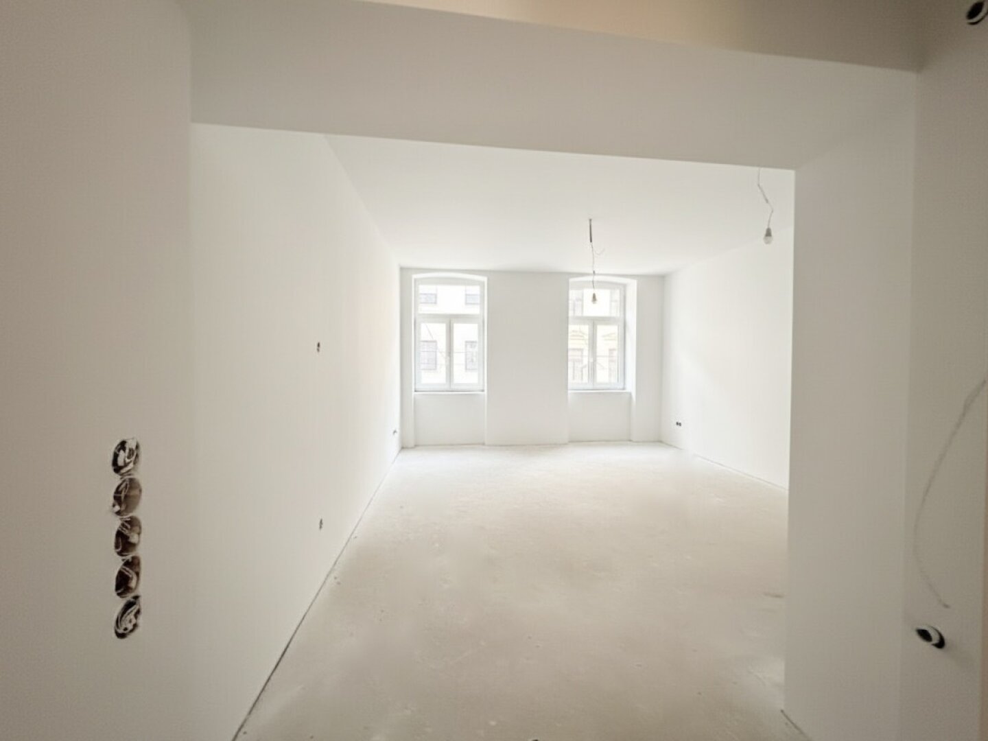 U-Bahn-Nähe U3 und U6! Liebevoll sanierte 2-Zimmer-Altbau-Wohnung mit Südloggia in generalsaniertem Gründerzeithaus