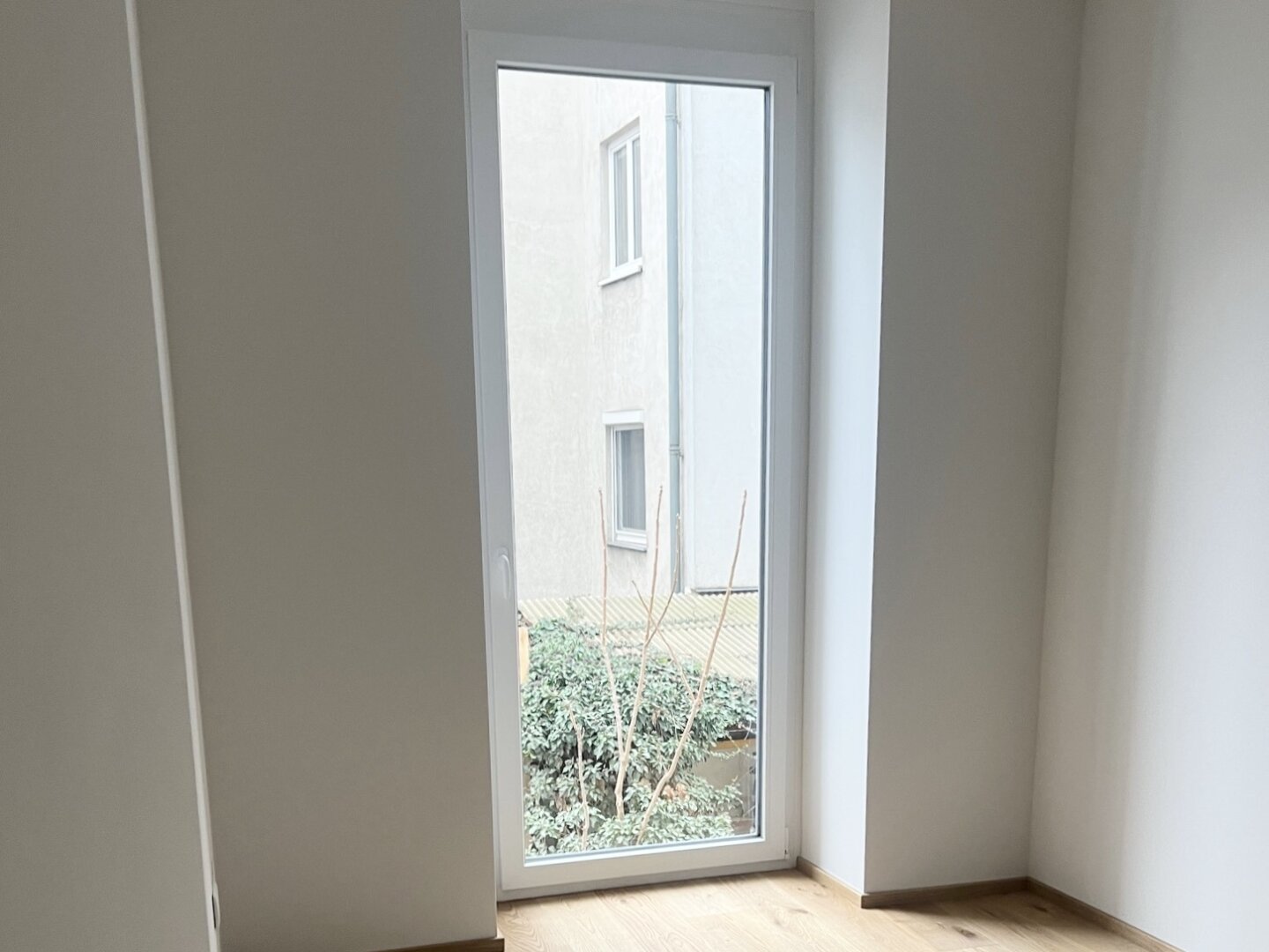 U-Bahn-Nähe U3 und U6! Liebevoll sanierte 2-Zimmer-Altbau-Wohnung mit Südloggia in generalsaniertem Gründerzeithaus
