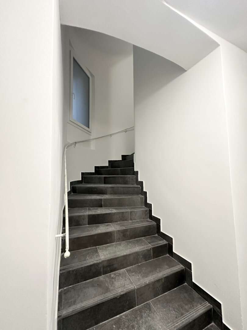 U-Bahn-Nähe U3 und U6! Liebevoll sanierte 2-Zimmer-Altbau-Wohnung mit Südloggia in generalsaniertem Gründerzeithaus