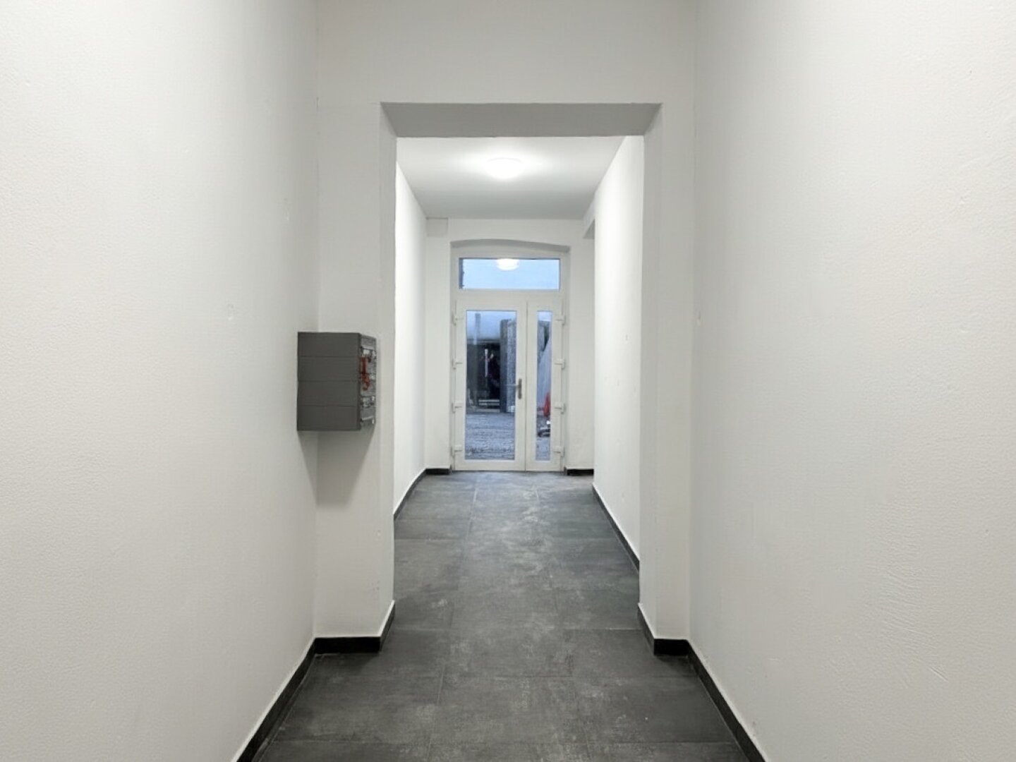 U-Bahn-Nähe U3 und U6! Liebevoll sanierte 2-Zimmer-Altbau-Wohnung mit Südloggia in generalsaniertem Gründerzeithaus