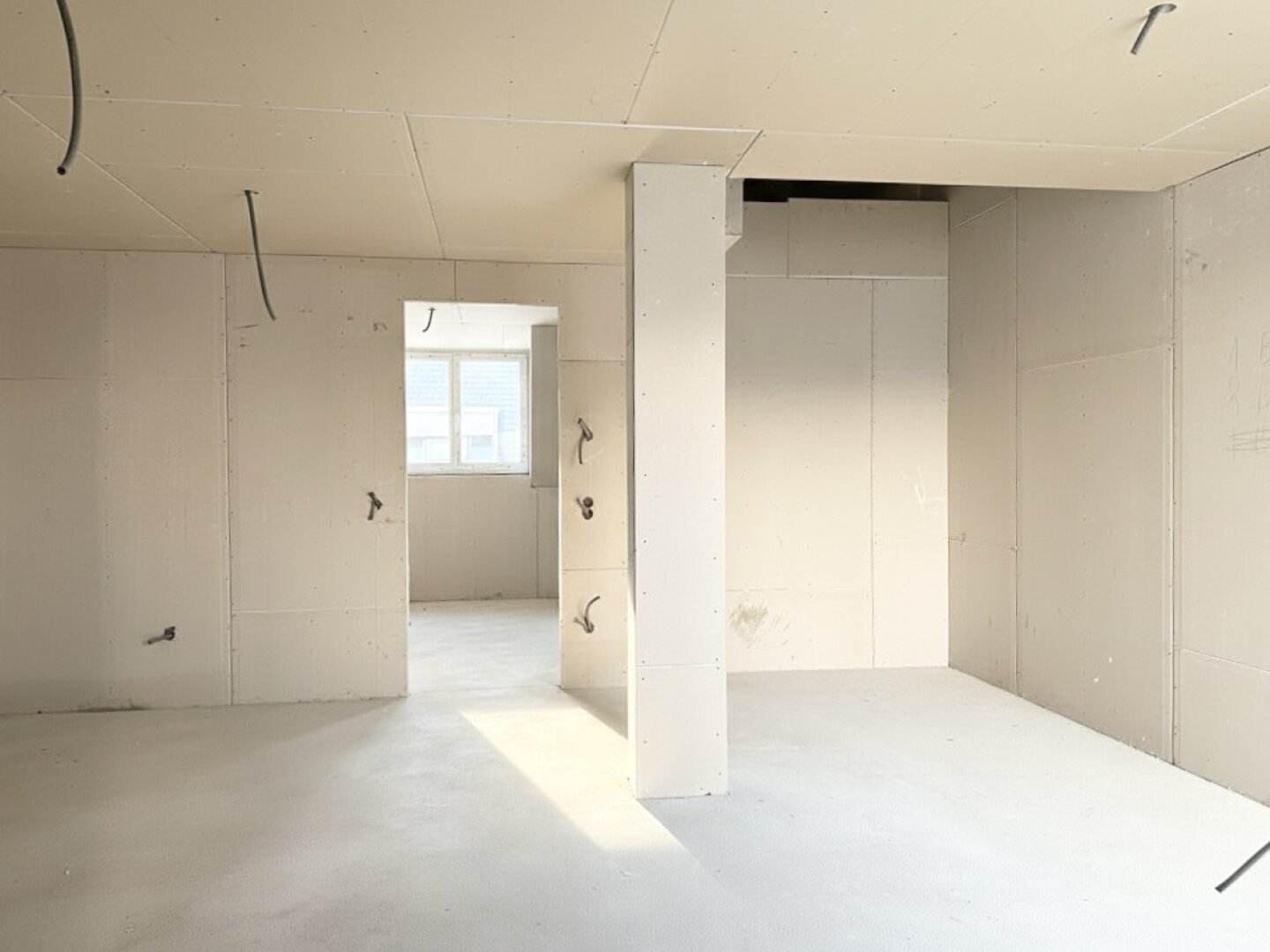 U-Bahn-Nähe U3 und U6! Hochwertige 3-Zimmer-Dachgeschoss-Wohnung mit Südterrasse in generalsaniertem Gründerzeithaus
