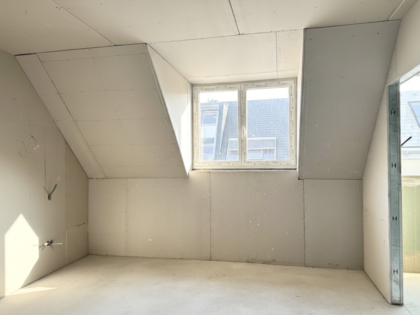 U-Bahn-Nähe U3 und U6! Hochwertige 3-Zimmer-Dachgeschoss-Wohnung mit Südterrasse in generalsaniertem Gründerzeithaus