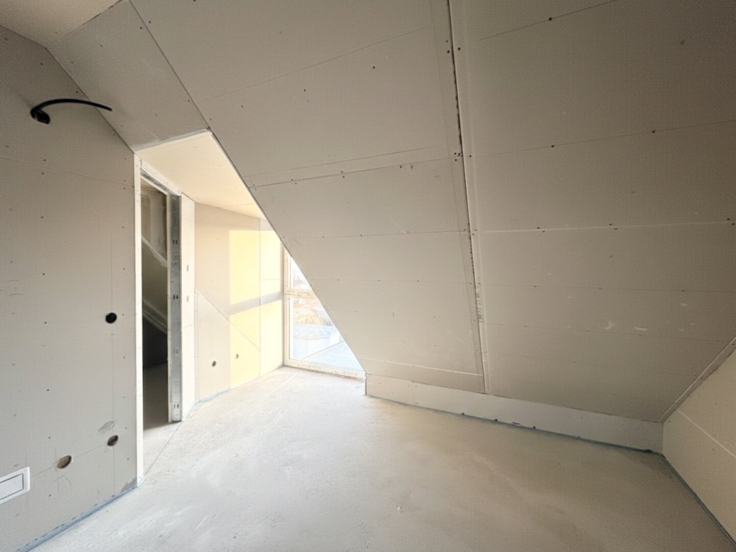 U-Bahn-Nähe U3 und U6! Hochwertige 3-Zimmer-Dachgeschoss-Wohnung mit Südterrasse in generalsaniertem Gründerzeithaus