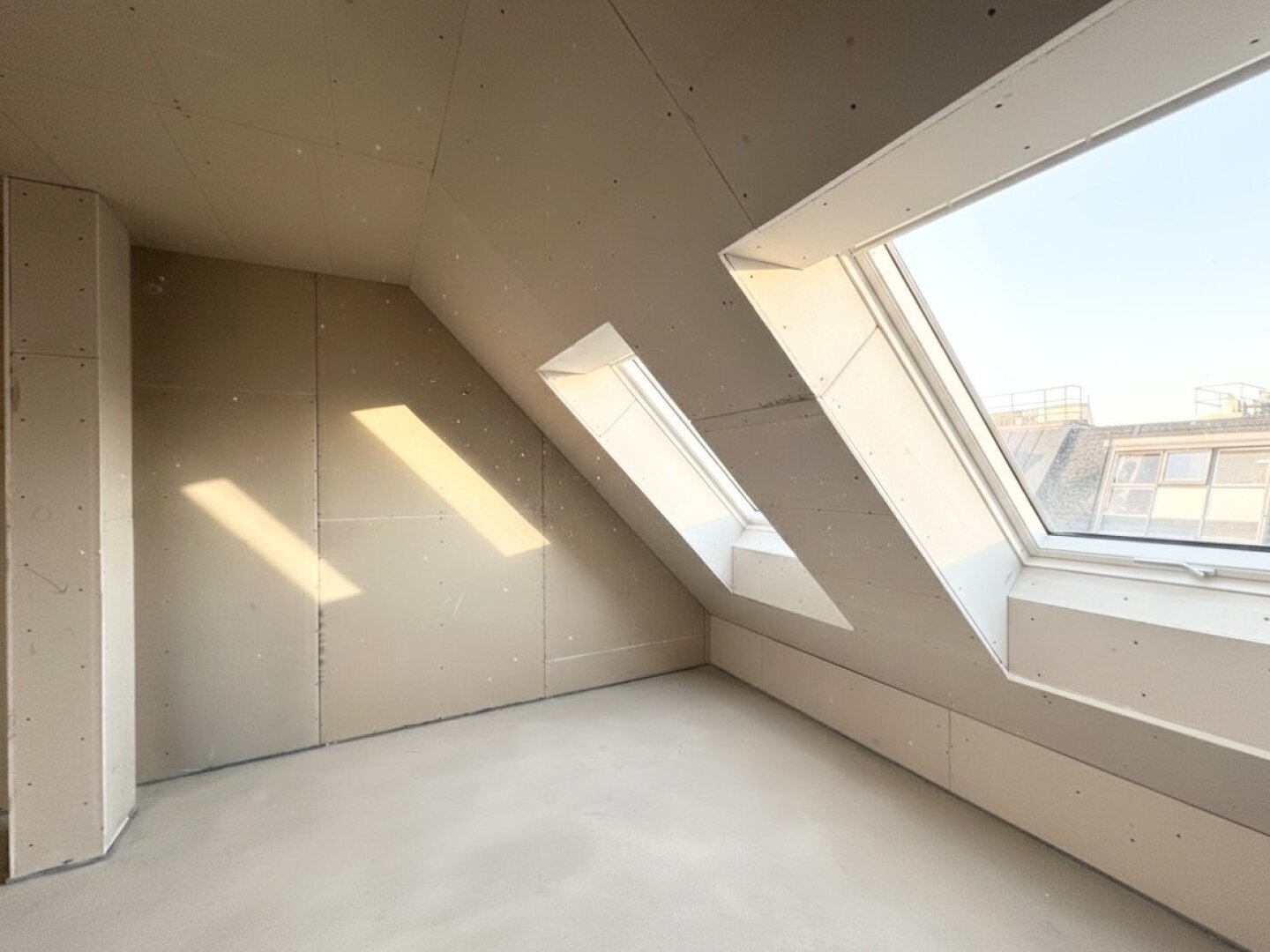 U-Bahn-Nähe U3 und U6! Hochwertige 3-Zimmer-Dachgeschoss-Wohnung mit Südterrasse in generalsaniertem Gründerzeithaus