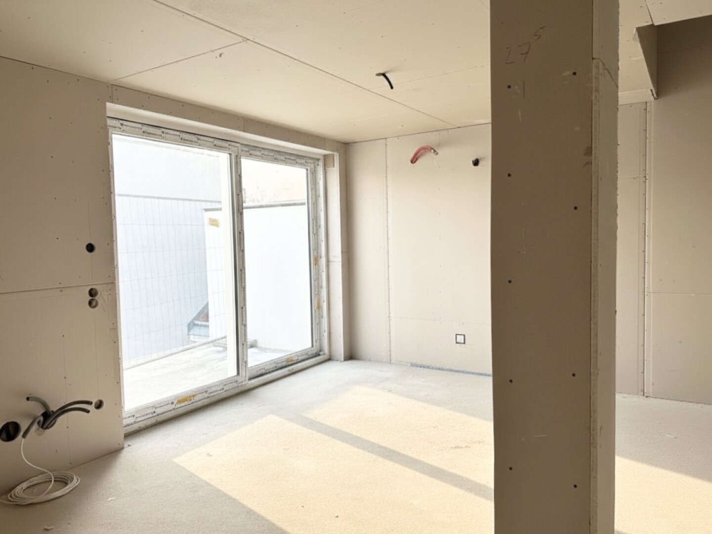 U-Bahn-Nähe U3 und U6! Hochwertige 3-Zimmer-Dachgeschoss-Wohnung mit Südterrasse in generalsaniertem Gründerzeithaus