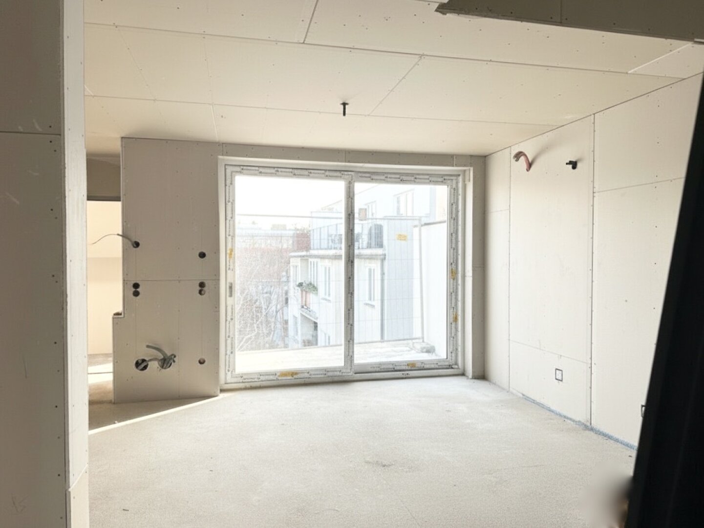 U-Bahn-Nähe U3 und U6! Hochwertige 3-Zimmer-Dachgeschoss-Wohnung mit Südterrasse in generalsaniertem Gründerzeithaus