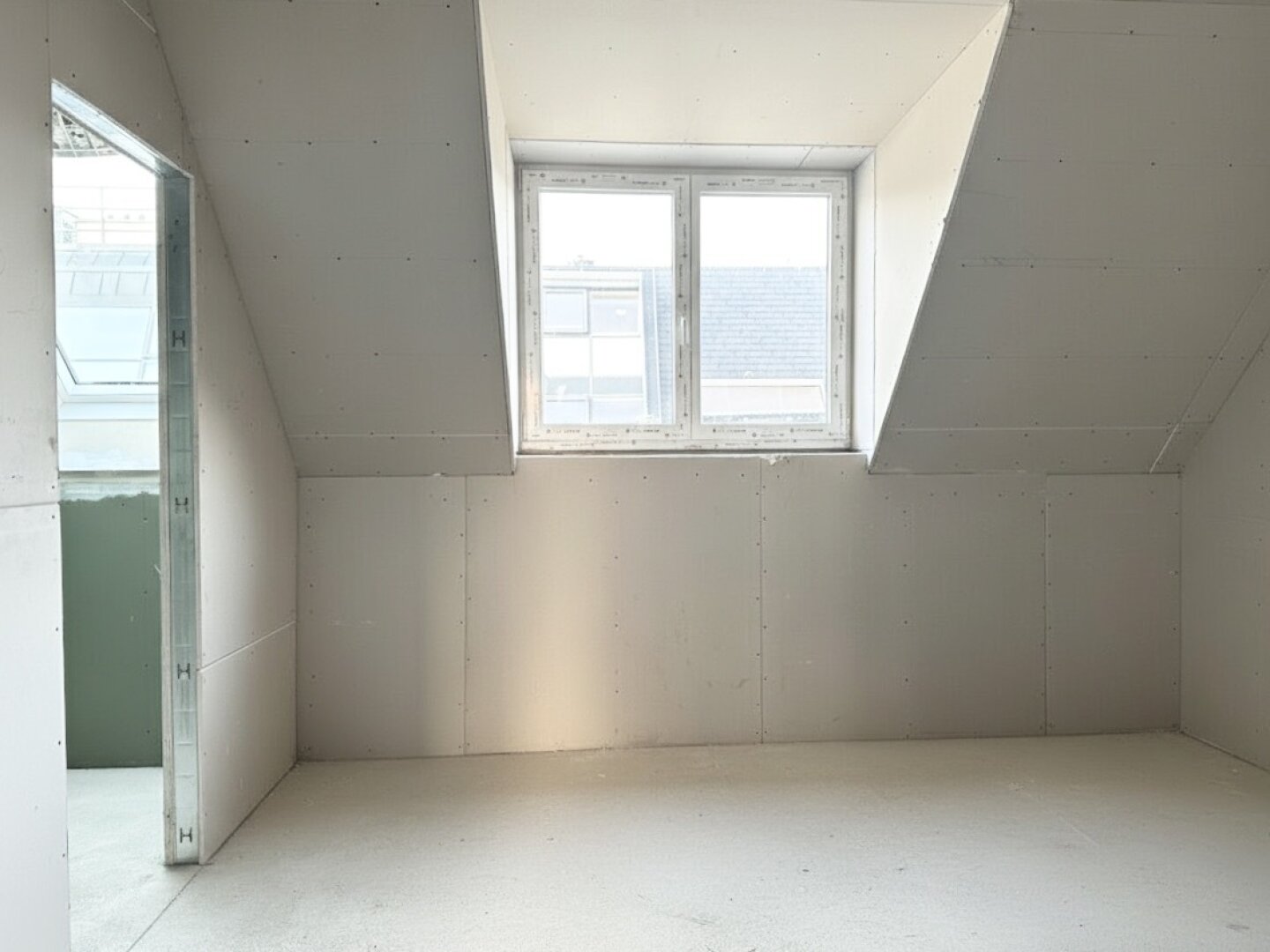 U-Bahn-Nähe U3 und U6! Hochwertige 3-Zimmer-Dachgeschoss-Wohnung mit Südterrasse in generalsaniertem Gründerzeithaus