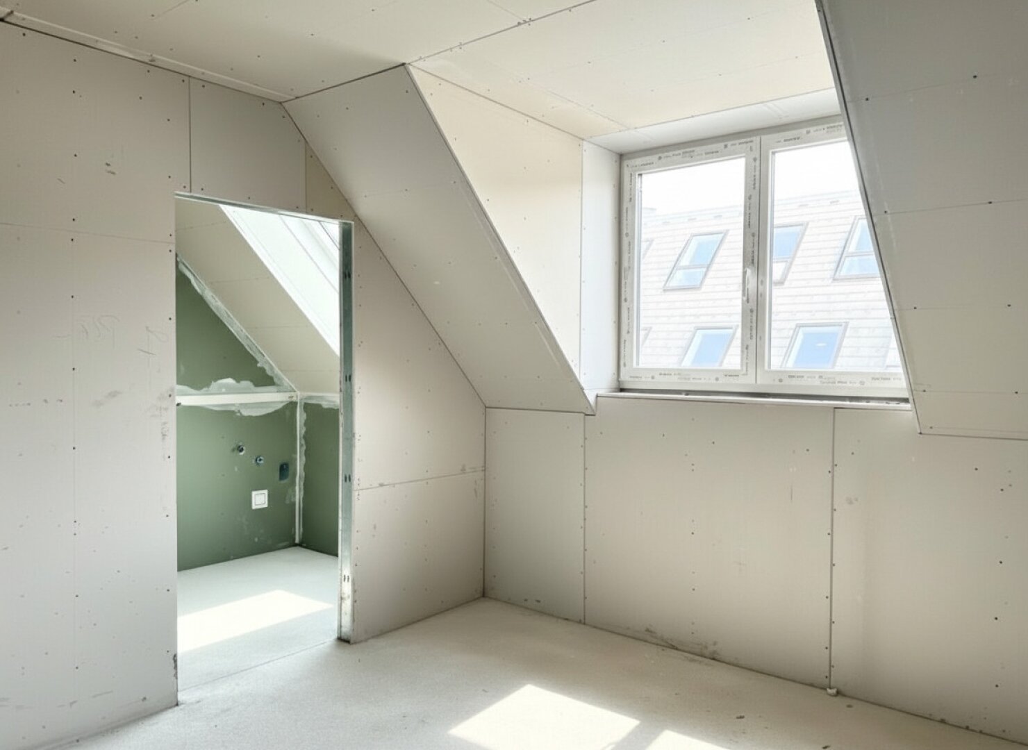 U-Bahn-Nähe U3 und U6! Hochwertige 3-Zimmer-Dachgeschoss-Wohnung mit Südterrasse in generalsaniertem Gründerzeithaus